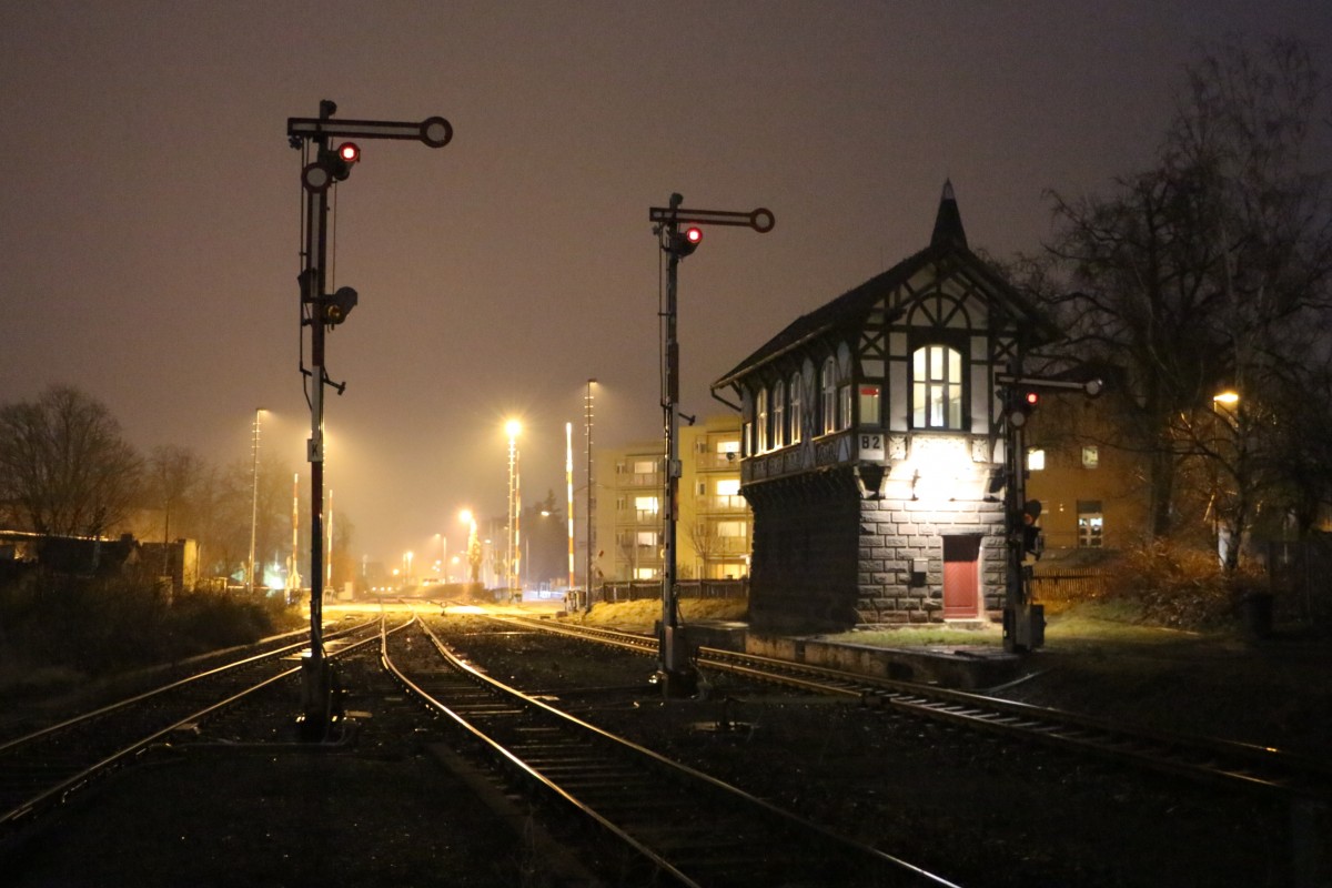Das Fahrdienstleiterstellwerk zur späten Stunde am Abend des 14.03.2015 in Thale HBF