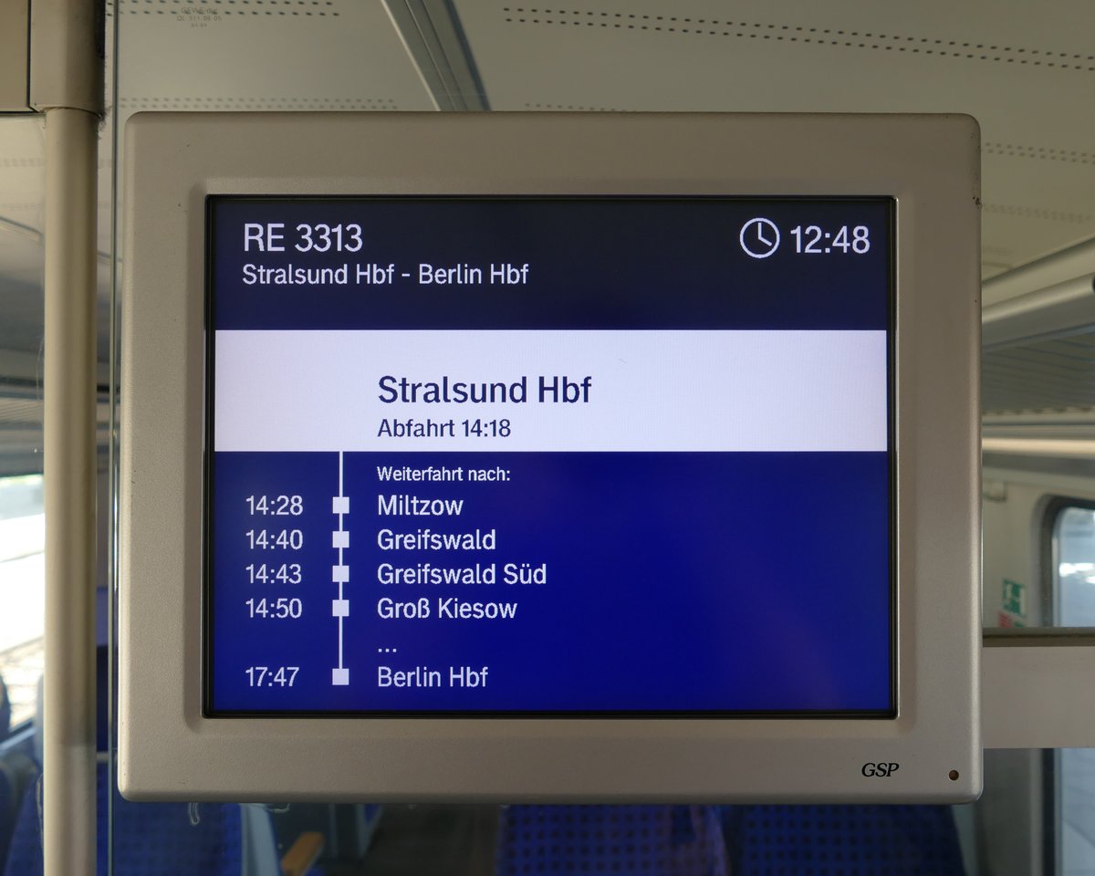 Das Fahrgastinformationdisplay (FIS) eines Dosto97 der DB Regio Nordost. Aufgenommen im Mai 2018 im RE3 Stralsund - Berlin Hbf.
