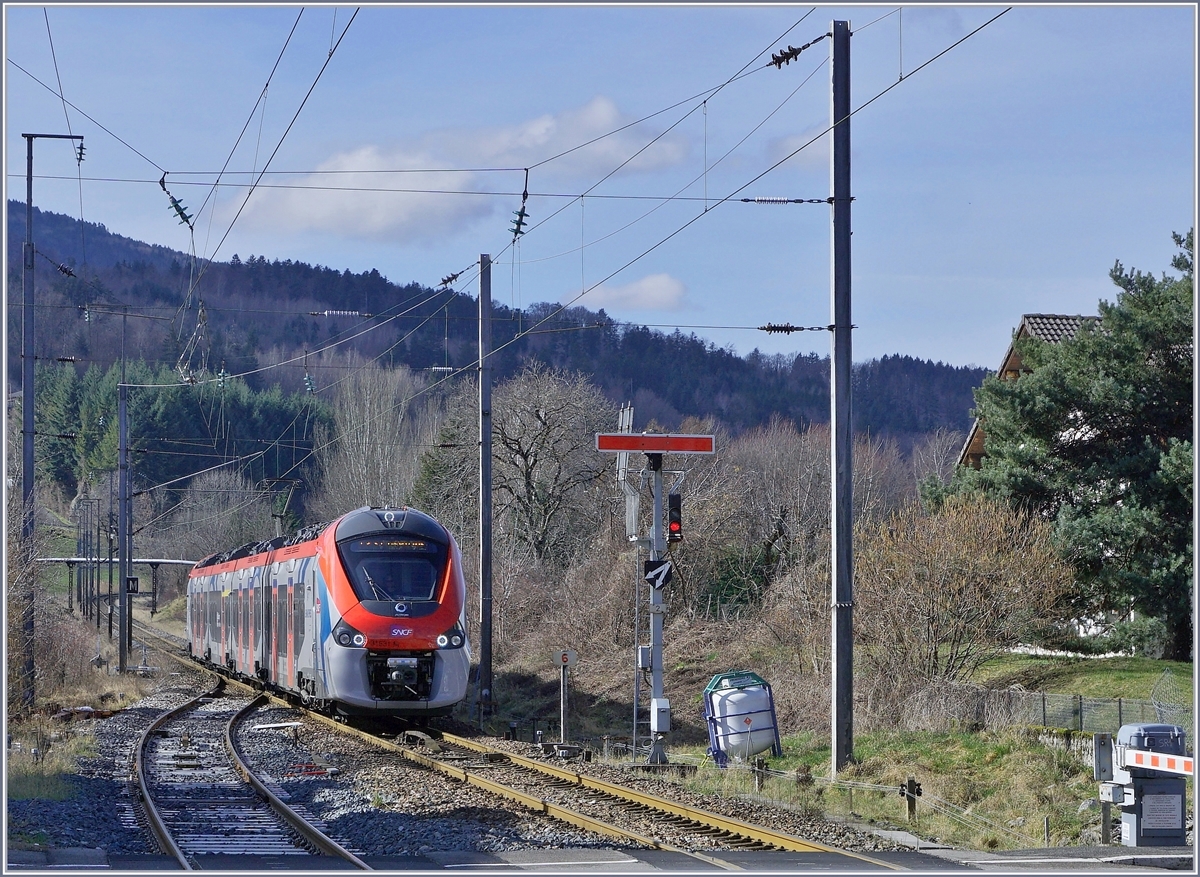 Das Fahrplankonzept der Strecken St-Gervais-les-Bains-le-Fayet - Annemasse bietet werktags alternierend im zwei Stundentakt je einen SL3 Léman Express nach Coppet und einen TER nach Bellegarde, so dass ein Stundentakt besteht. 

Der SNCF Coradia Polyvalent régional tricourant Z 31531 ist als Léman Express L3 23460 von Coppet 10:04 nach St-Gervais-les-Bains-le-Fayet unterwegs und passiert das Ausfahrsignal der Gegenrichtung im Bahnhof von St-Pierre-en-Faucigny. 

21. Februar 2020