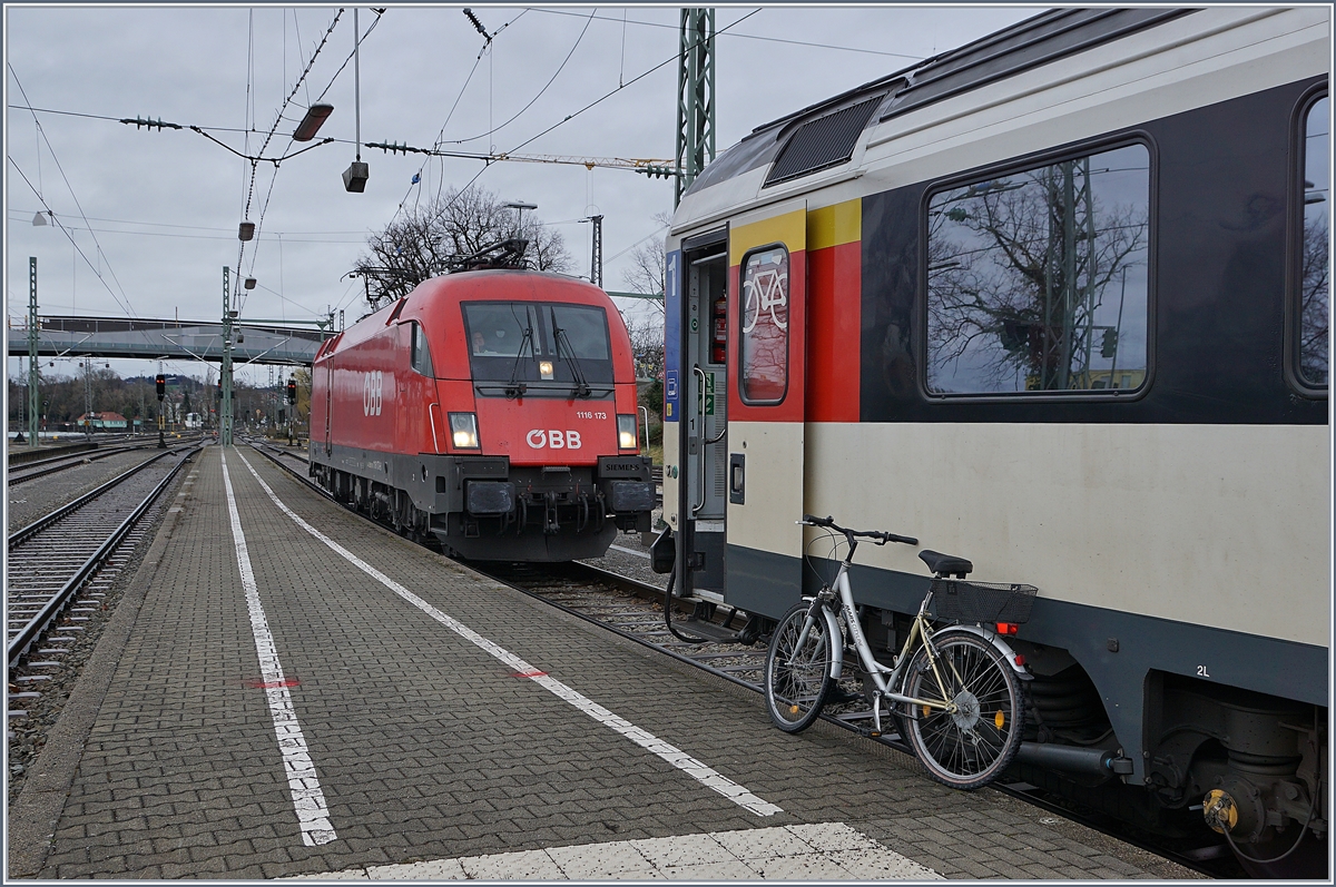Das Fahrrad wird wohl durch die Elektrifizierung und der damit verbunden Umgestaltung der Bahnanlangen in Lindau auch ueberflüssig...


Die ÖBB 1116 173, statt einer SBB Re 4/4 II, übernimmt in Lindau den EC 194 und das Eingangs erwähnte Fahrrad diente dem DB Rangierarbeiter nach dem Abkuppeln der DB 218 zu einem raschen Transfer zum Ankuppeln der neuen Zuglok.

15. März 2019