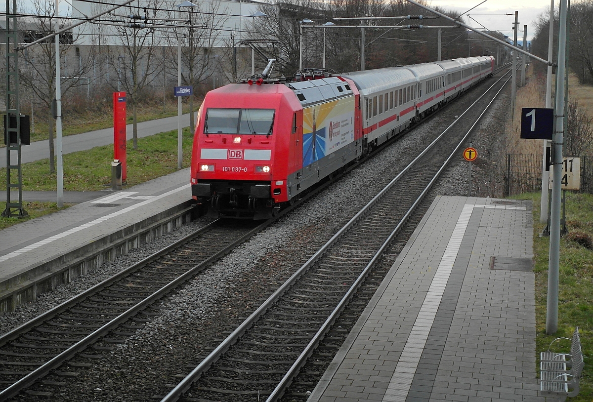 Das Fahrtziel Konstanz gleich erreicht hat 101 037-0 mit dem in Emden gestarteten IC 2005 ‘BODENSEE‘. Die Werbe-Lok „Eisenbahner mit Herz gesucht!“ wurde am 01.03.2014 in Konstanz-Frstenberg fotografiert.