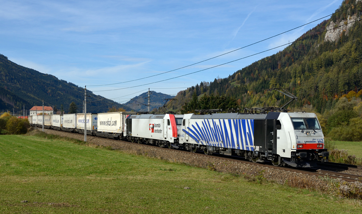 Das farbenfrohe Tandem bestehend aus 186 422 und 185 665 bespannte am 18 Oktober 2014 den  Ekol  41853, und wurde von mir in Mautern in der Steiermark fotografiert. 