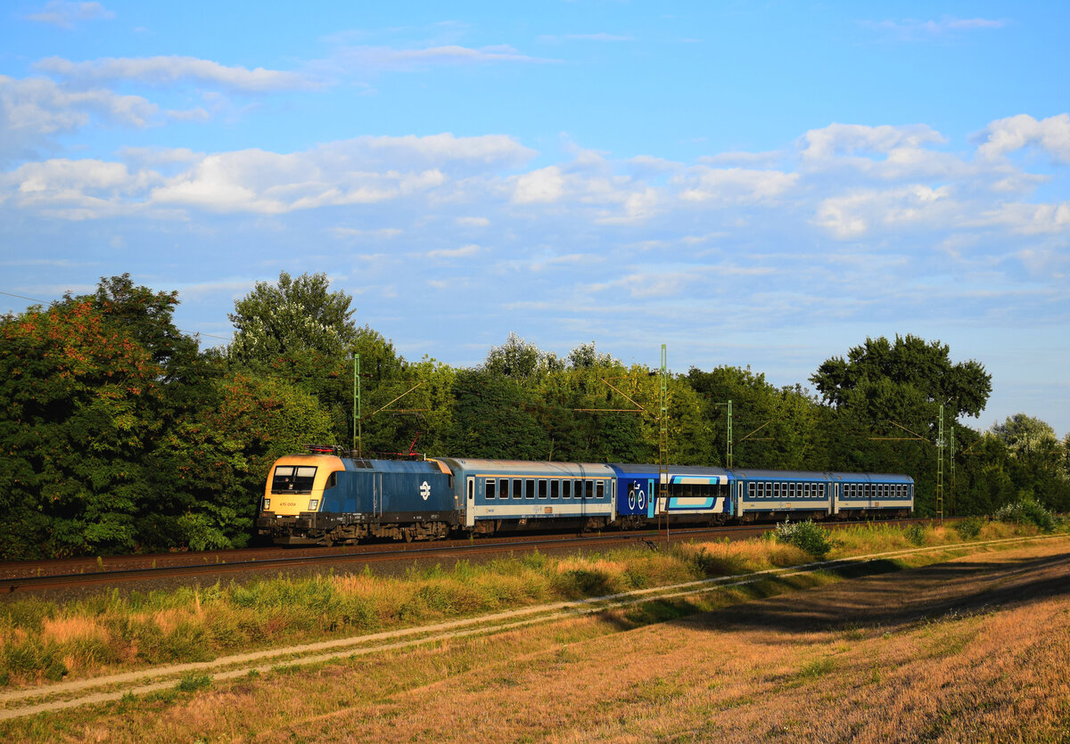 Das fast perfekte Zugbildung: MÁV 470 in Flottelackierung, und die Wagen in MÁV-Farben. Aber ist die zweite Wagen?? :)
Die 470 009 mit dem IC 949 kurz vor die Hst. Szőny, in Richtung Budapest.
12.08.2022.