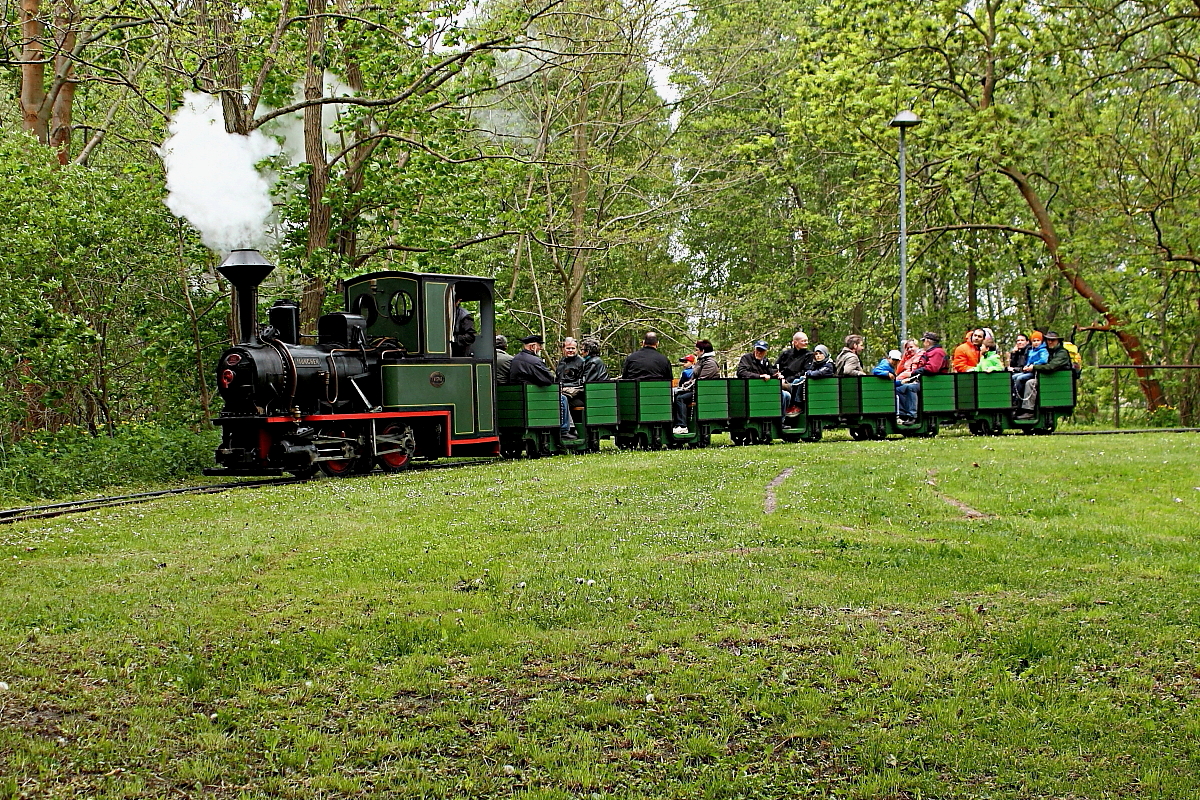 Das Feldbahnmuseum Nürnberg zieht mit der 500 mm Feldbahndampflok beim 1. Märkischen Feldbahnfest am 10.05.2015 im Ziegeleipark Mildenberg ihre Runden.
Die Maschine wurde 1908 unter der Fabriknummer 5745 bei Krauss gebaut.
Weitere Daten: Type 14ah, Bauart Bt, Leistung 20 PS