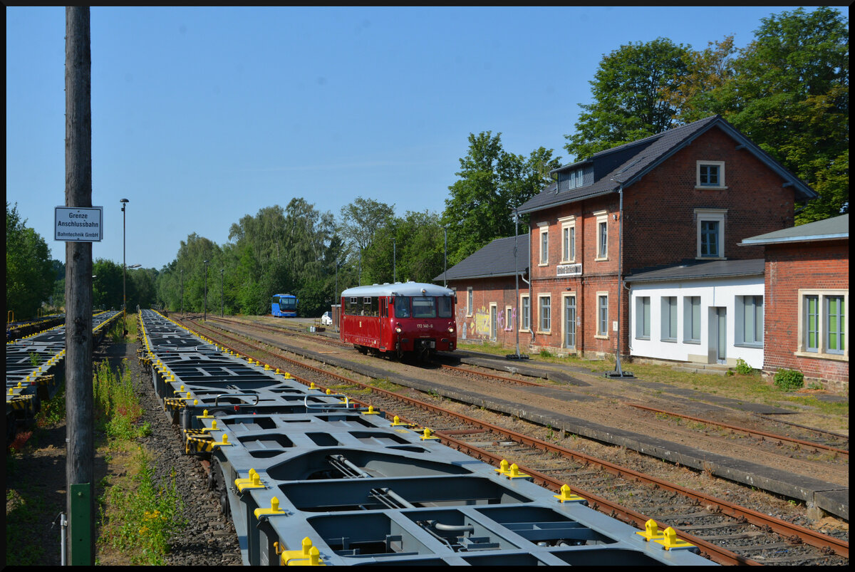 Das Ferkeltaxi 172 140-6 (PRESS) pendelte am 28.06.2026 anl�sslich des Bergstadtfestes in Freiberg/Sachsen als  Bergstadtexpress  st�ndlich zwischen Freiberg/Sachsen und Brand-Erbisdorf, hier bei der Abfahrt in Brand-Erbisdorf.