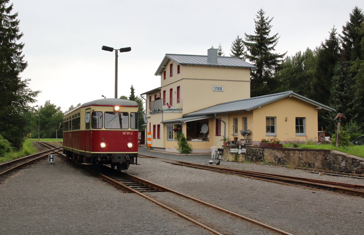 Das  Fischstäbchen  187 011 beim Rangieren als P8952 (Eisfelder Talmühle - Quedlinburg) im Bahnhof Stiege.

Stiege, 12. August 2017