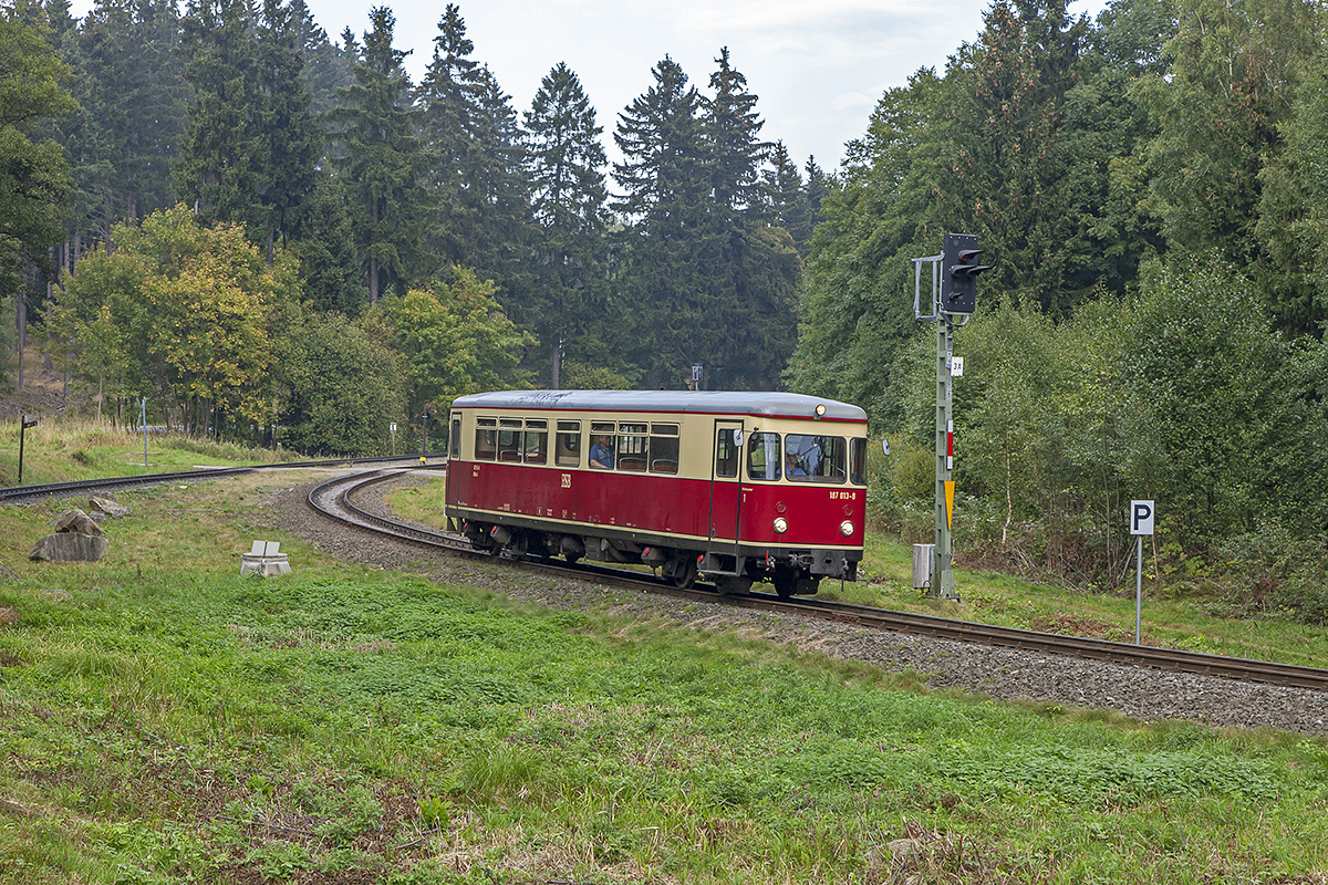 Das  Fischstbchen  187 013-8 bei Abfahrt aus Drei Annen Hohne zum Elend am 23. September 2016.