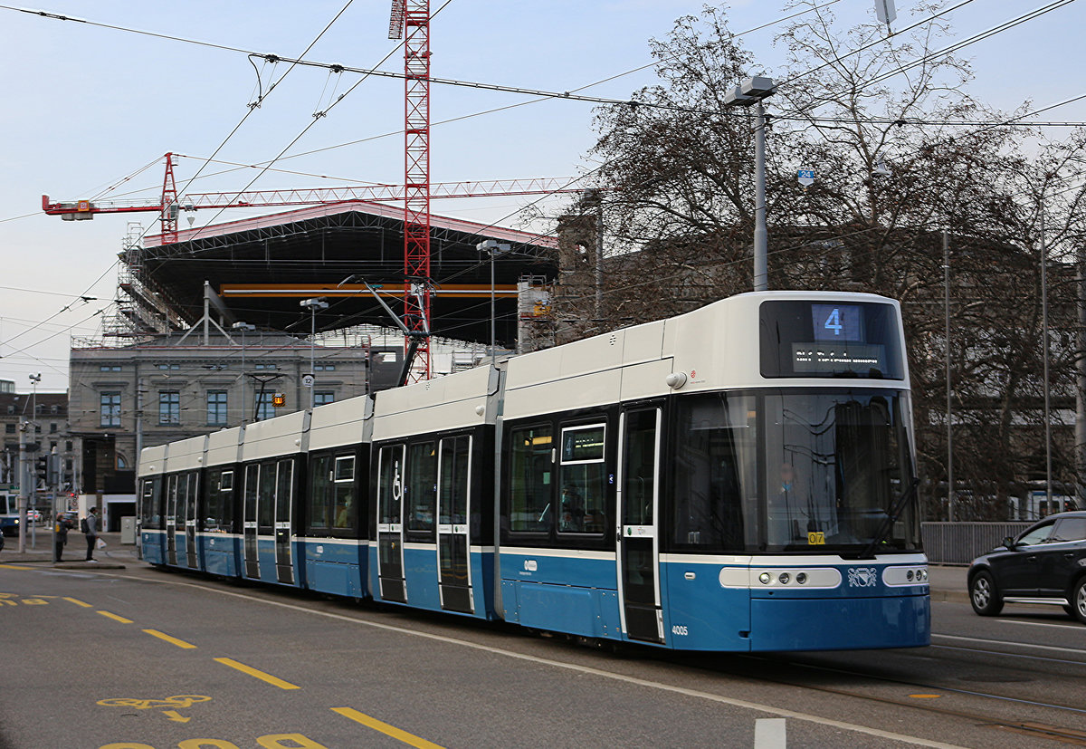 Das Flexity Zürich, welches die erste und zweite Tram 2000-Serie ersetzen soll. Noch sind jedoch erst wenige dieser Fahrzeuge im Einsatz, und das bisher nur auf den Linien 4 und 11. Be 6/8 4005 beim Central am 05.02.2021.