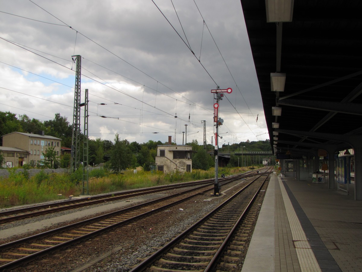 Das Flügelsignal neben dem Bahnsteig 3 in Altenburg, am 08.09.2015.