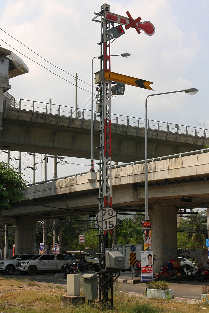 Das Formsignal in der Charansanitwong Station ist als ungültig gekennzeichnet. - Bild vom 28.April 2023.