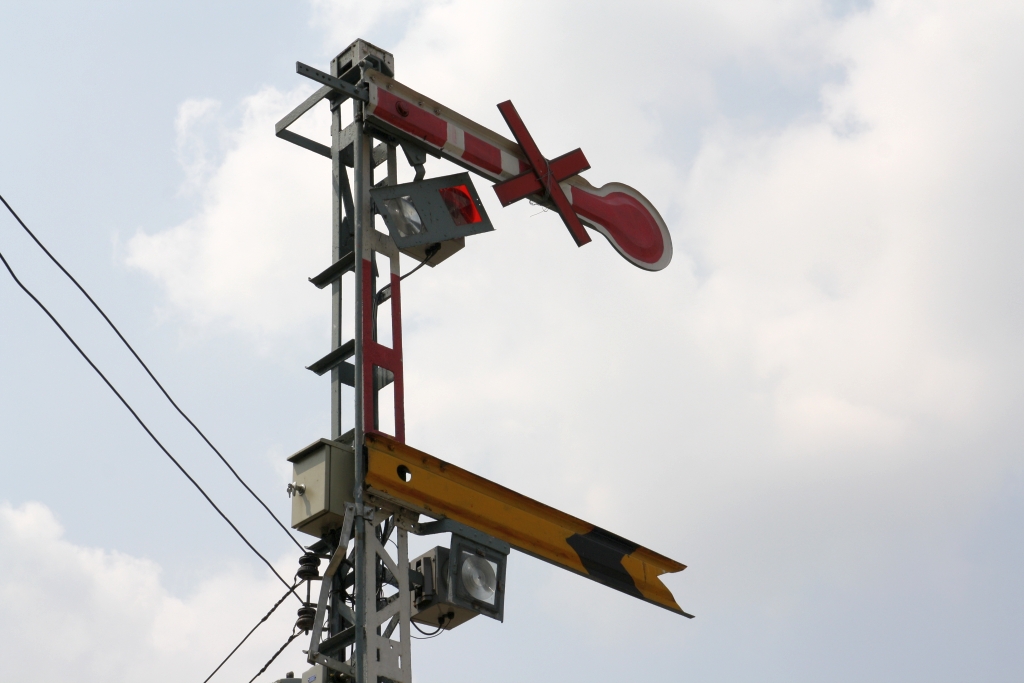 Das Formsignal in der Charansanitwong Station ist als ungültig gekennzeichnet. - Bild vom 28.April 2023.