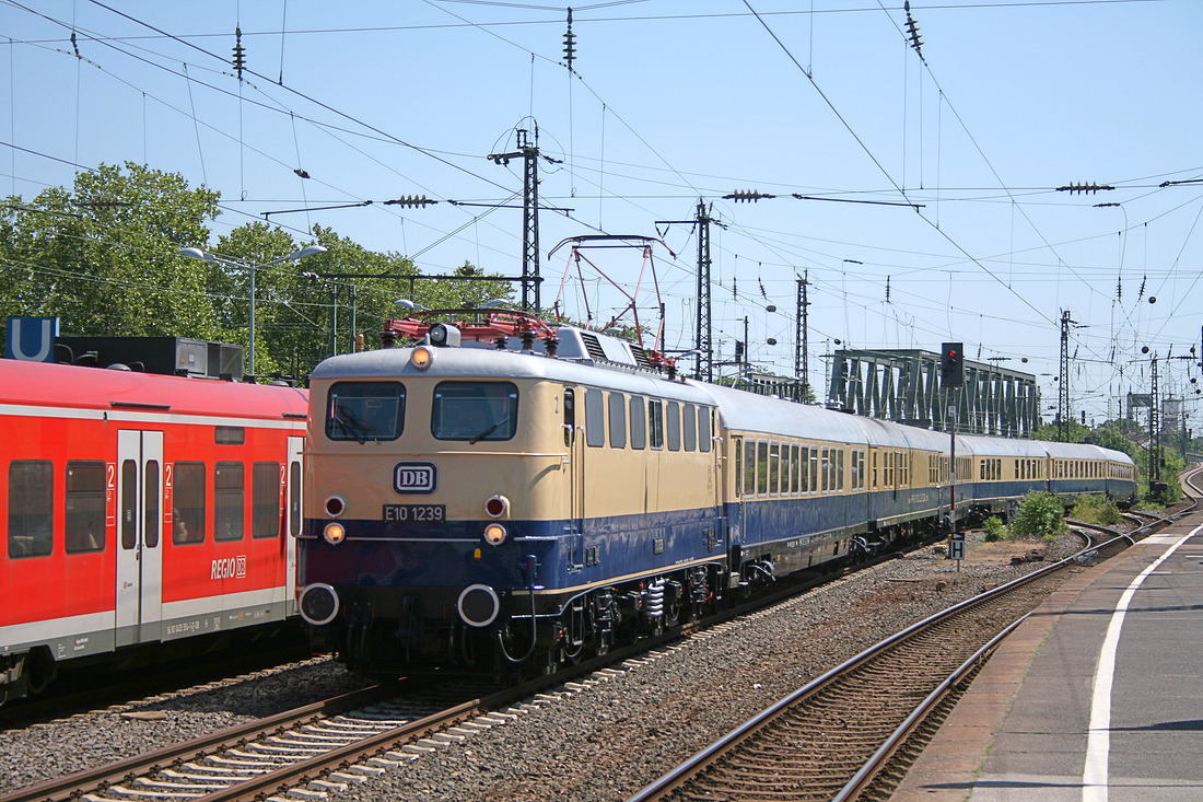 Das Foto von E10 1239 mit ihrem schicken Wagenpark entstand am 26. Mai 2012 im Bahnhof Köln Messe / Deutz.