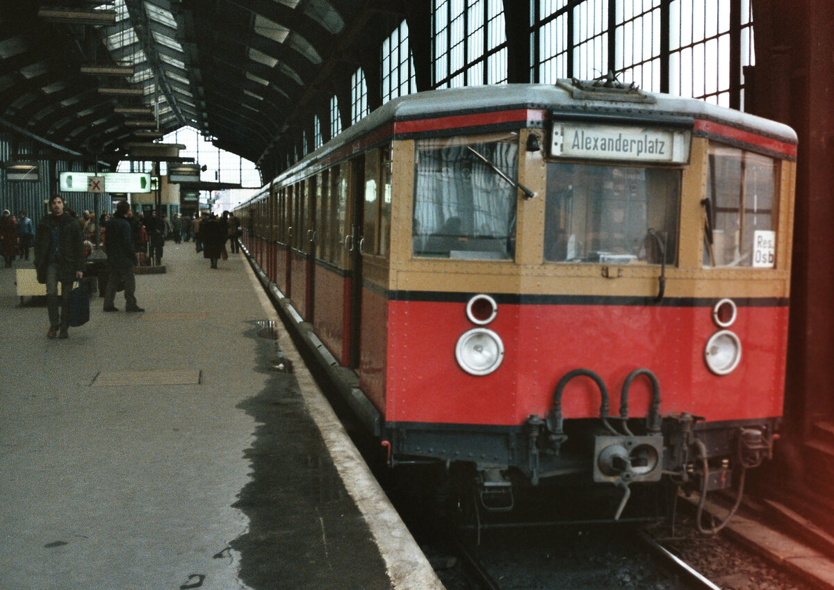Das Foto hat leider wenig Qualität. S-Bahn Berlin mit Wagen der früheren DRG Baureihe ET 165 ( Stadtbahner ). Der Zug könnte sich bei der Station Friedrichstraße befinden (?).
Datum: 04.02.1984