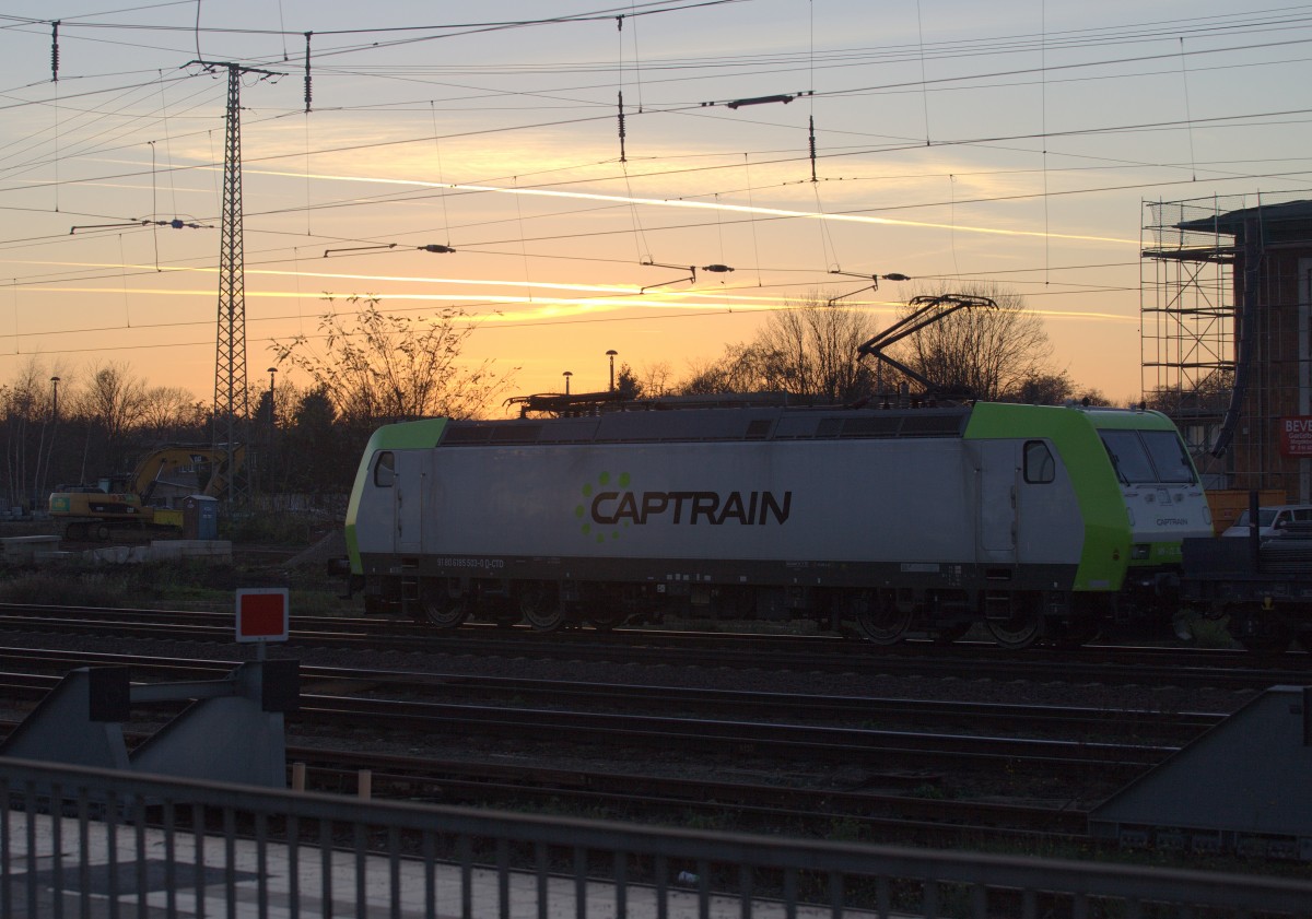 Das Fotolicht reicht gerade noch aus, um 185 503-0 der EG Captrain bei der Ausfahrt in Magdeburg Hbf. abzulichten. 27.11.2015 16:02 Uhr.