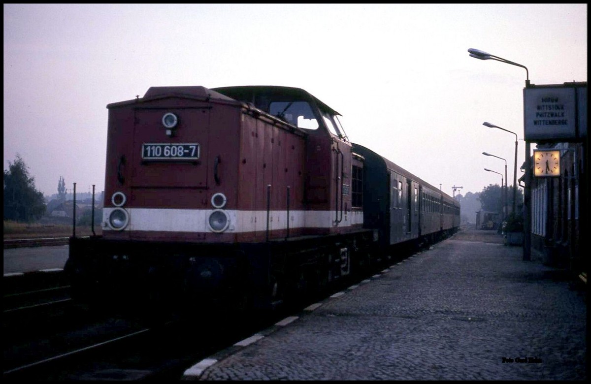 Das Fotolicht war eigentlich schon weg, aber den P nach Feldberg musste ich unbedingt noch im Bild festhalten und das war gut so; denn heute ist die Strecke ohne Zugverkehr. Am 4.10.1991 um 17.33 Uhr war das noch anders und Lok 110608 wartete im Bahnhof Neustrelitz Süd auf das Abfahrtsignal.