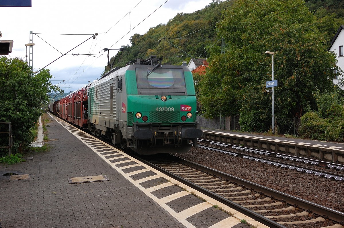 Das Fret-chen 437009 kommt mit einem Mischer durch Leubsdorf in Richtung Sden unterwegs in Leubsdorf zu sehen........am Samstag den 14.9.2013