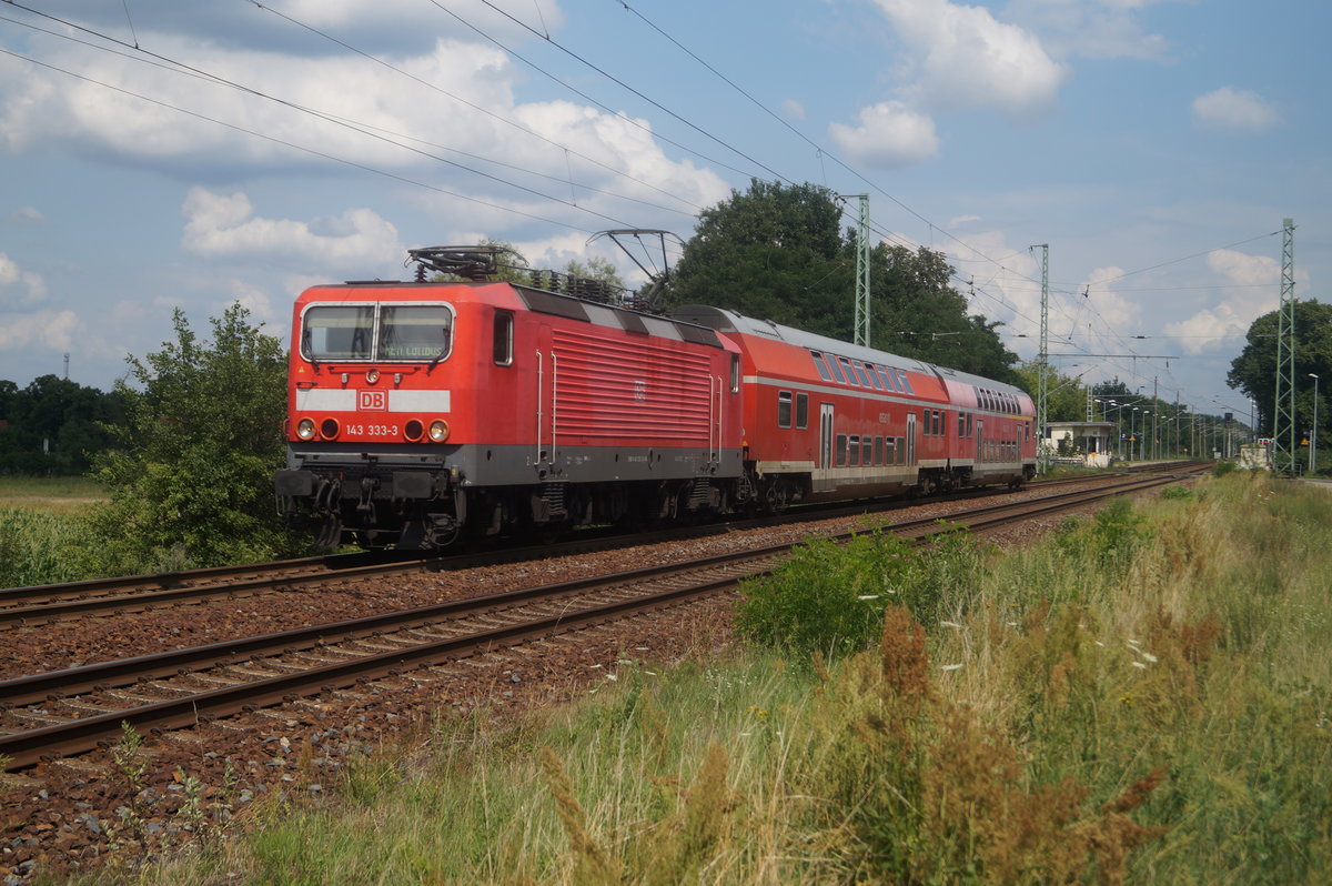 Das freut doch jeden Reichsbahnfan, !43 333 zieht zwei Altbaudostos auf der RB11 durch Jänschwalde. Auf eben dieser Linie kommen eigentlich nur die Triebwagen der Baureihe 442 zum Einsatz, allerdings werden sie bei Defekt durch Garnituren wie hier auf dem Bild zusehen, ersetzt.