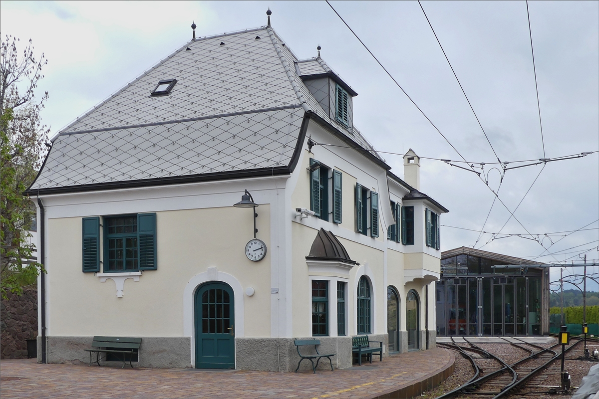 Das frhere Bahnhofsgebude der Rittnerbahn, gegenber der Bergstation der Seilbahn in Oberbozen. 17.05.2019 (Jeanny)