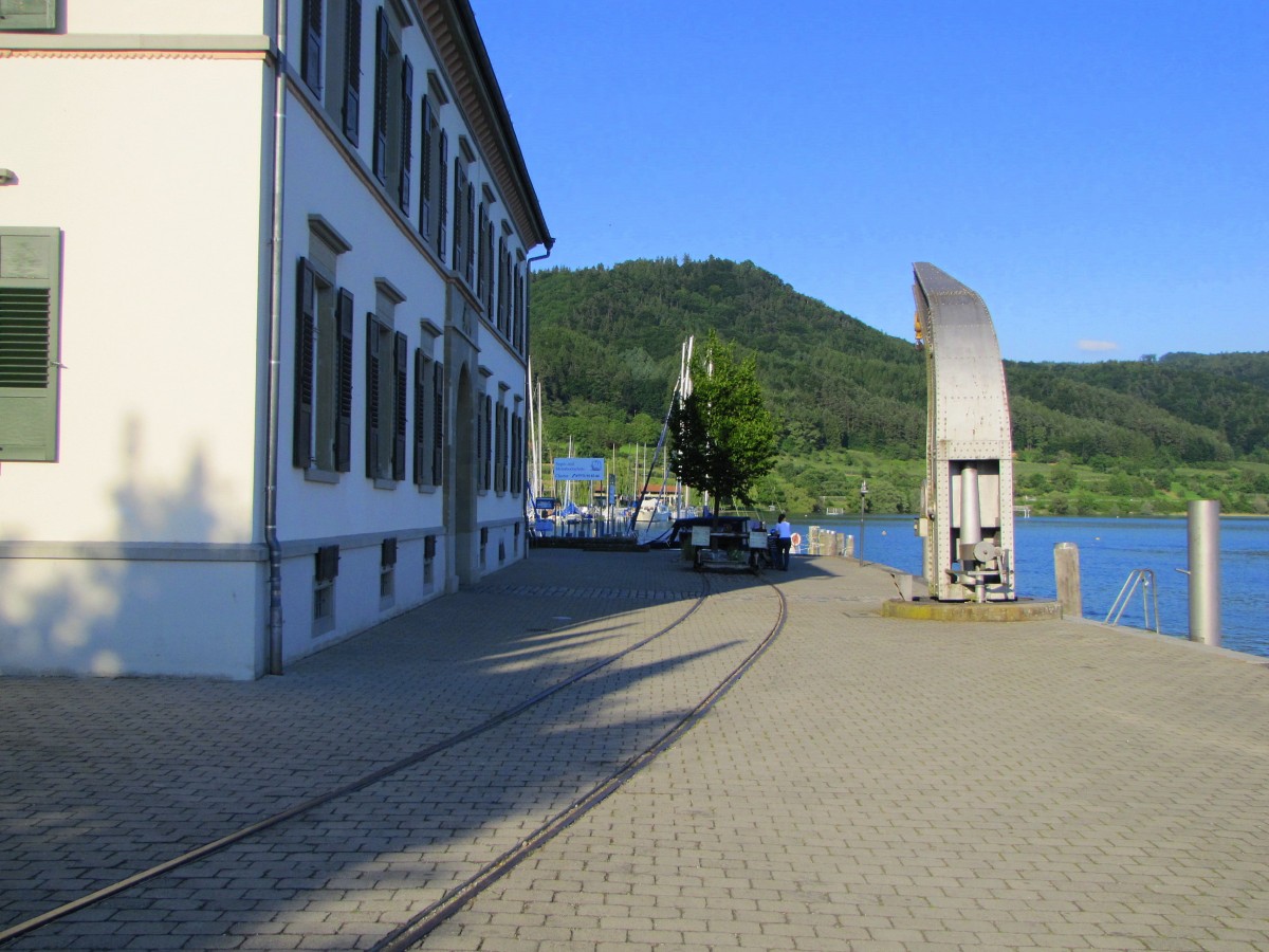 Das frühere Hafenanschlussgleis neben dem Hauptzollamt, am 23.06.2010 in Ludwigshafen am Bodensee.