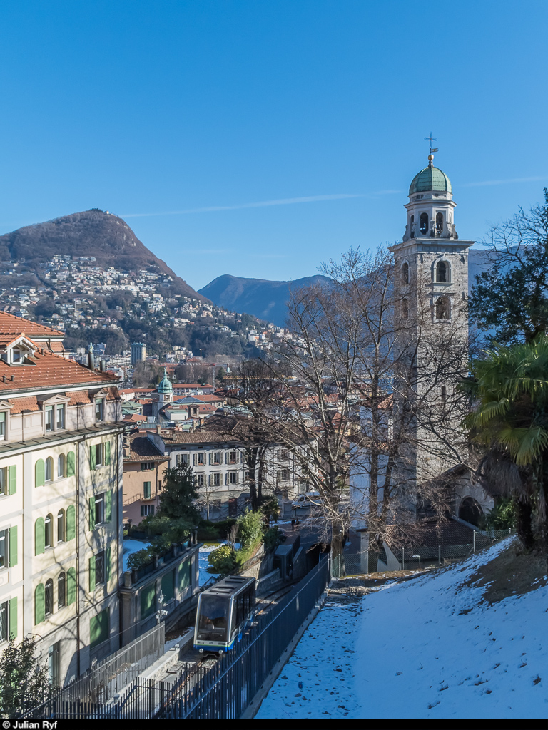 Das Funicolare Lugano-Stazione wurde in den letzten Monaten umfassend erneuert und konnte Anfang Dezember 2016 mit neuen Wagen auf neuer Fahrbahn und mit neuen Stationen seinen Betrieb wieder aufnehmen. Am 24. Januar 2017 fährt Wagen 2 zu Beginn der Ausweiche talwärts.