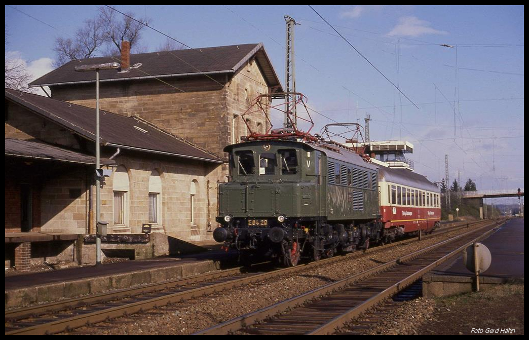 Das gab es nur ein Mal!
E 0420 überführt den Buckespeisewagen des Rheingold von Osnabrück nach Münster und kommt hier am 9.3.1990 um 14.38 Uhr durch den Bahnhof Hasbergen.