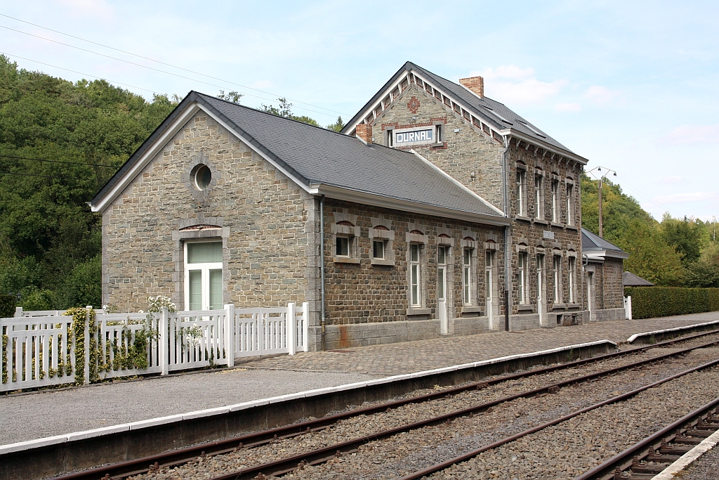 Das Geb�ude des ehemaligen SNCB Gare de Dorinne-Durnal befindet sich nunmehr in Privatbesitz, w�hrend der Bahnsteig und die Gleise zur CFB (Le Chemin de Fer Du Bocq) geh�ren. - Bild vom 24.Juli 2026.