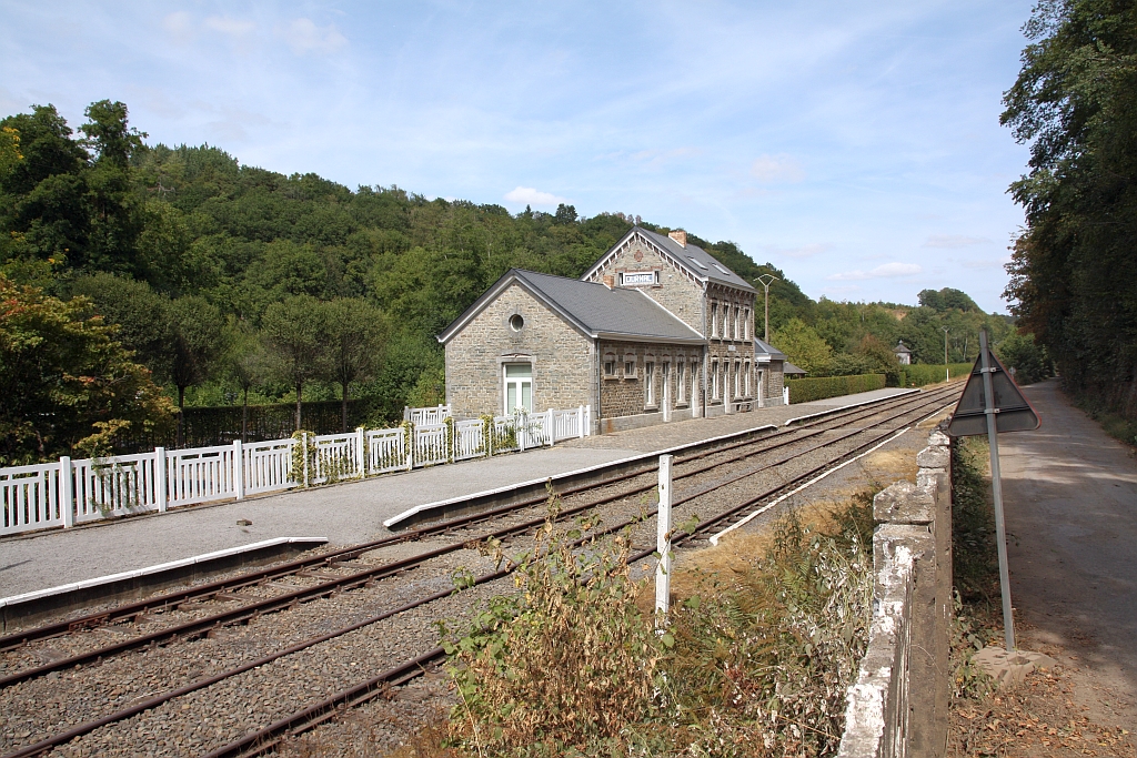Das Geb�ude des ehemaligen SNCB Gare de Dorinne-Durnal befindet sich nunmehr in Privatbesitz, w�hrend der Bahnsteig und die Gleise zur CFB (Le Chemin de Fer Du Bocq) geh�ren. - Bild vom 24.Juli 2026.