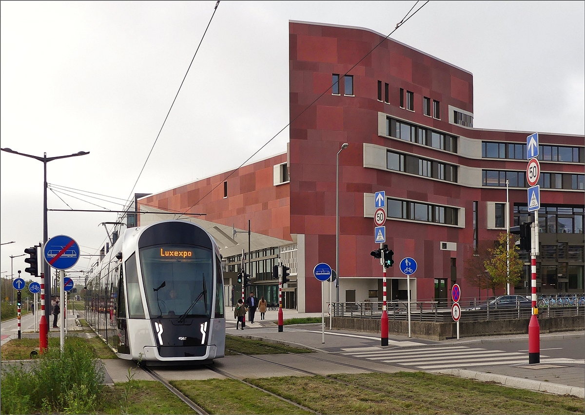 Das Gebude der Nationalbibliothek in der Avenue John F. Kennedy in Luxembourg-Kirchberg ist fertiggestellt und kann nun in voller Pracht zusammen mit einem CAF Urbos von LUXTRAM S.A. abgelichtet werden. 23.10.2019. (Jeanny)