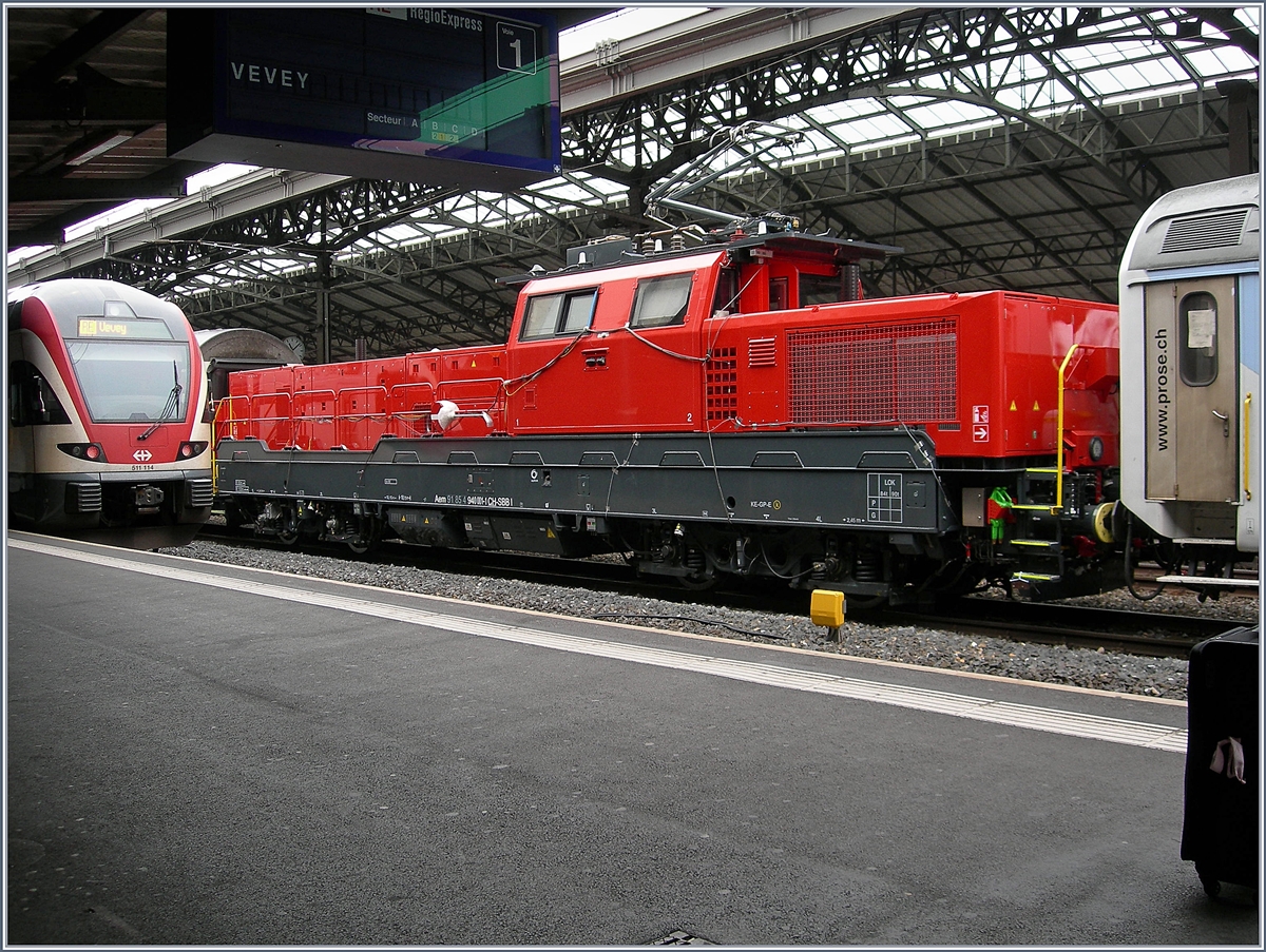 Das  Gefährt  an vierter Stelle im sonderbaren Zug entpuppte sich als Aem 940 001 (UIC 9185 4 940 001-1 CH SBBI) auf Testfahrt.
Lausanne, den 16. Mai 2018