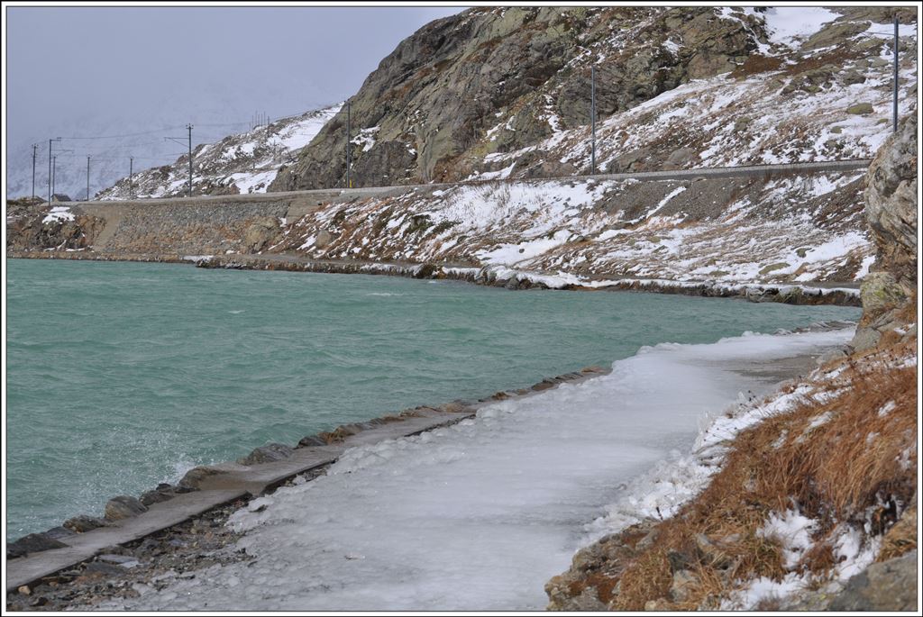 Das Gehen entlang dem Lago Bianco gleicht einem Balanceakt. (23.10.2014)