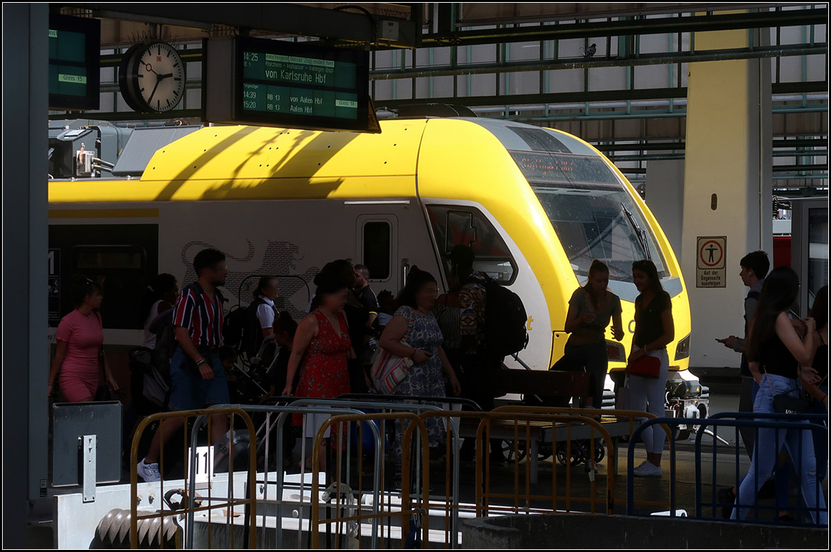Das Gelb des Zuges behaupt sich im Trubel -

... des Stuttgarter Hauptbahnhofes. Ankommende Reisende nach der Ankunft eines Go-Ahead Flirt 3-Triebzug als IRE aus Karlsruhe.

01.08.2019 (M)