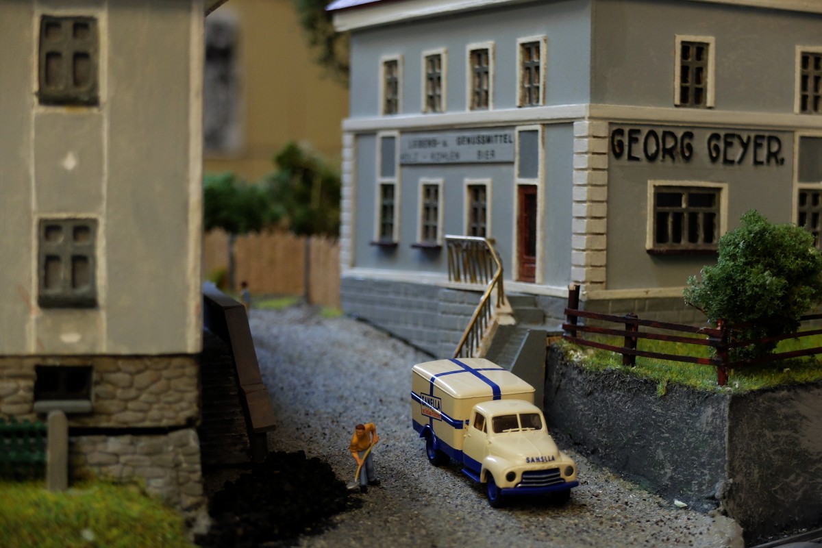 Das Geschäft von Georg Geyer in Bahnhofsnähe war lange Zeit der Tante-Emma Laden in Tirschenreuth. Links neben dem Gebäude befinden sich auch heute noch die Porzellinerhäuser, 03.04.2015 (Bahnhofsmodell Tirschenreuth) 