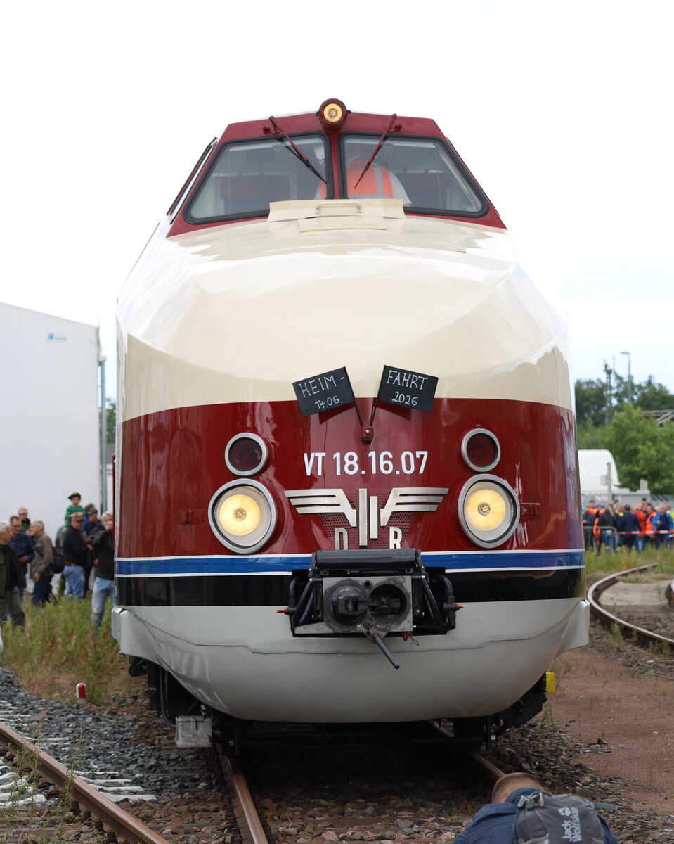 Das Gesicht, kann es sein das er l�chelt ? Dank an alle, die mit halfen  das der 
 Karlex,  der  Vindebona  oder die  Carola   der  Sassnitz Express , sp�ter die 
 Sorbenschleuder  nun wieder rollt.
Gerade eben , 19.46 Uhr war des Eintreffen in Radebeul sogar eine Meldung im MDR Aktuell wert.
Allzeit gute Fahrt !