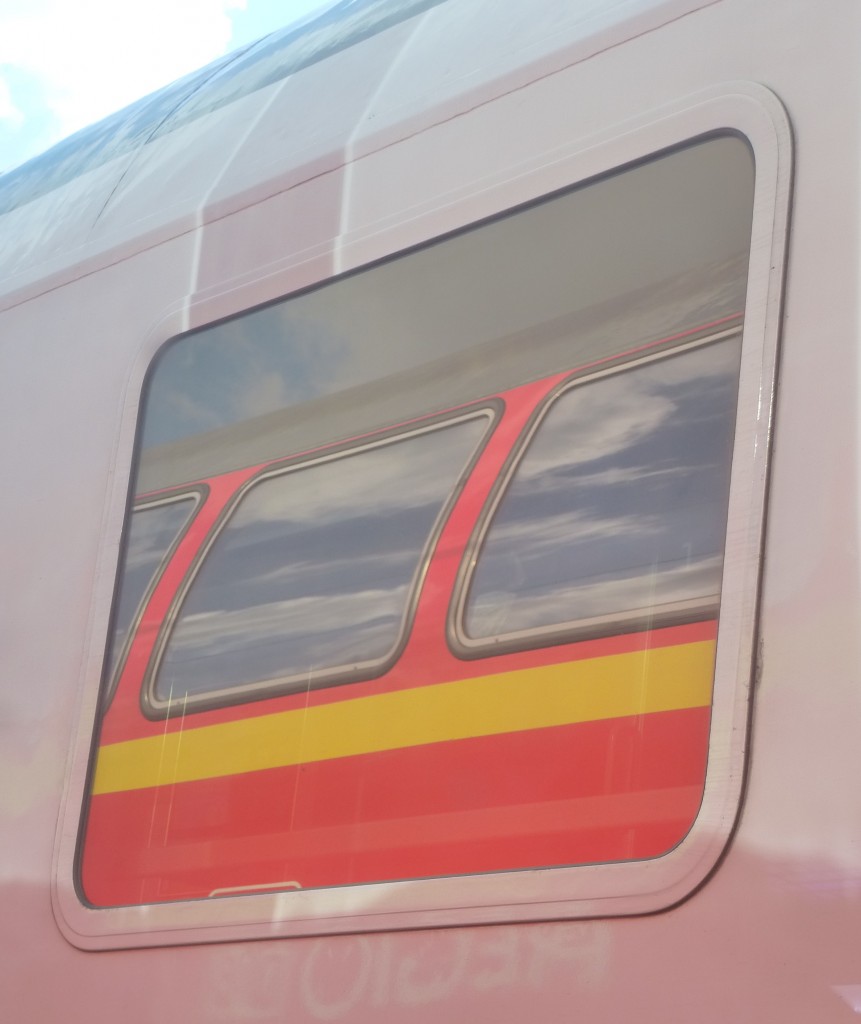 Das gespiegelte Fenster - Das Fenster von einem Doppelstockwagen wird hier in einem vom IC gespiegelt.

20.08.2013.