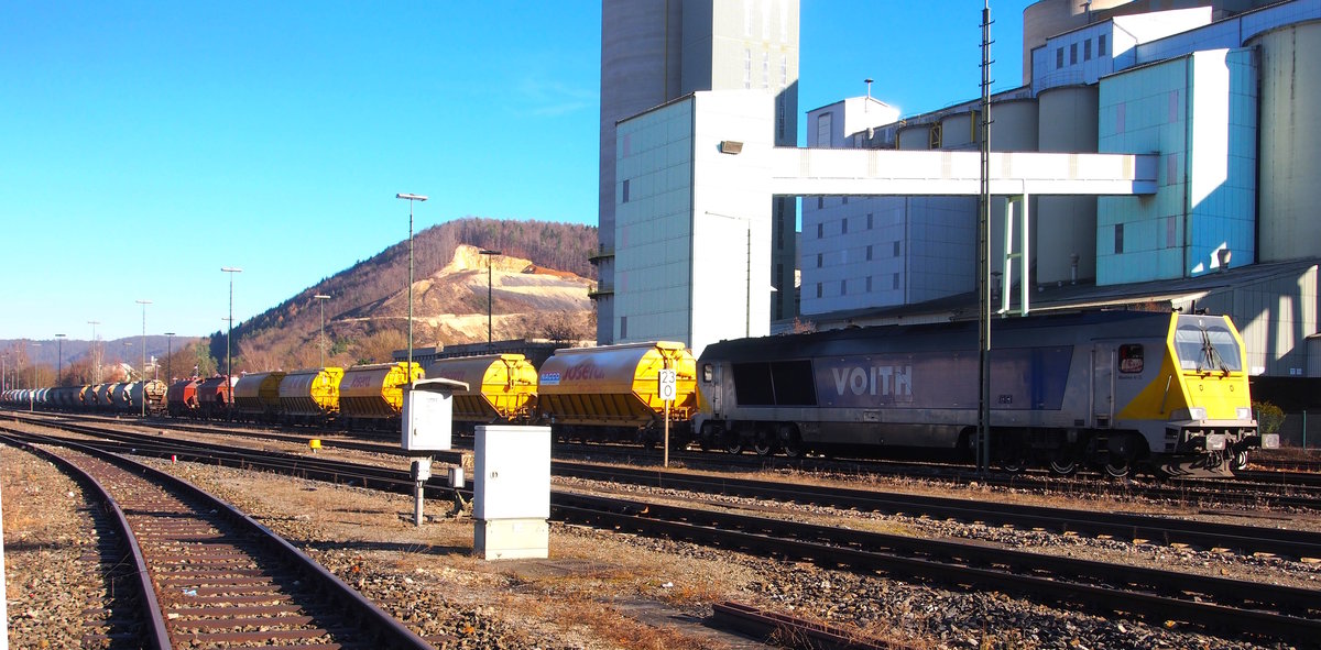 Das gibt einen richtig langen Güterzug: Die VOITH Maxima hat den  JOSERA-Zug  vom Kalkwerk Eduard Merkle in Blaubeuren-Altental nach Schelklingen gebracht und rangiert ihn jetzt auf Gleis 4 ans Ende eines Kesselwagen-Zuges, um den Zug anschließend nach Ulm zu bringen. Aufnahmedatum: 10.12.2016
