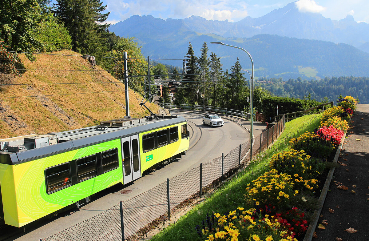 Das gibt es tatsächlich noch in der Schweiz: Der Beh4/8 93 fährt auf der falschen Strassenseite abwärts und jagt in der unübersichtlichen Kurve (trotz zwei Spiegeln) dem entgegenkommenden ahnungslosen Autofahrer einen gehörigen Schreck ein. Zwischen Villars und Arveyres, 16.September 2020    