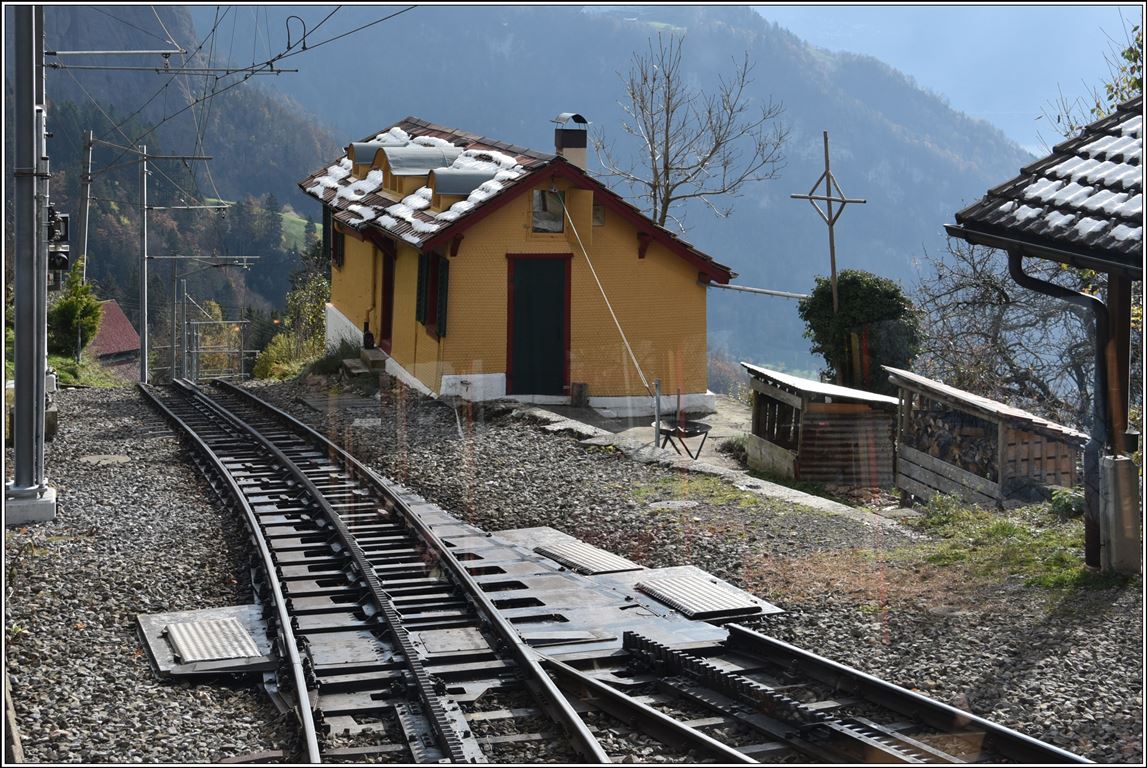 Das Gleis ist umgeschwenkt. Bahn frei für den talwärts fahrenden Zug in Freibergen. (13.11.2019)