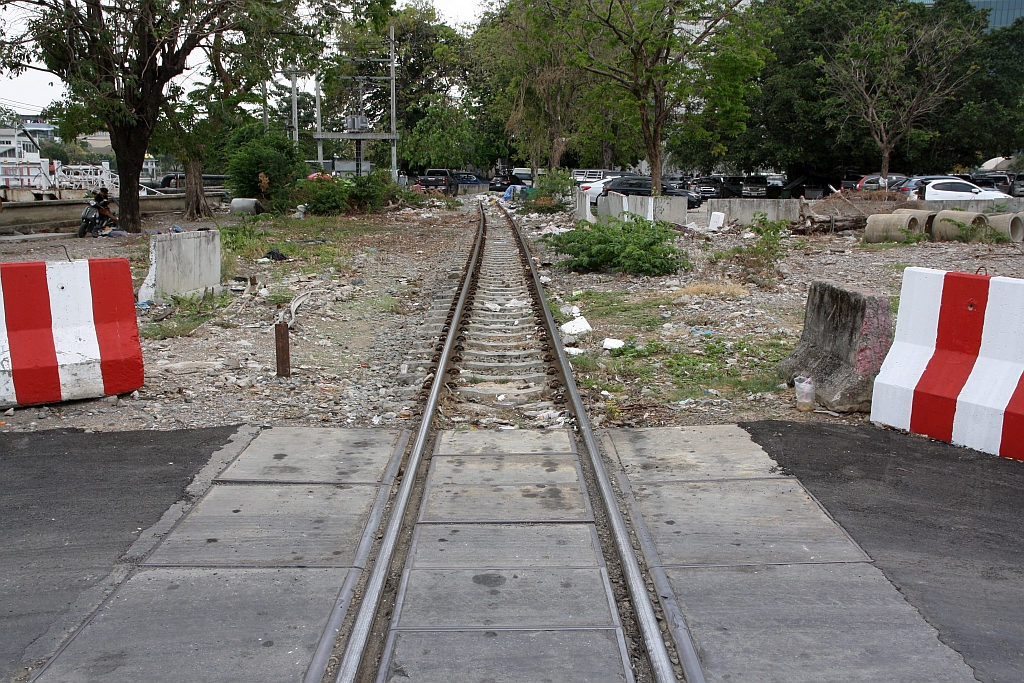 Das Gleis, welches einst zu den Lagerhäusern der 2003 geschlossenen alten Thon Buri Station führte dient heute als Ausziehgleis des Depot Thon Buri. - Bild vom 24.März 2024.