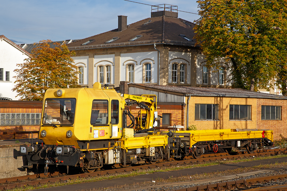 
Das Gleisarbeitsfahrzeug GAF 100 R (Schweres Nebenfahrzeug Nr. 97 17 50 135 18-0) der DB Netz AG ist mit einem Gleiskraftanhänger H 27 (Kleinwagen Nr. 35. 1. 115), am 05.10.2015 beim Bahnhof Fulda abgestellt.