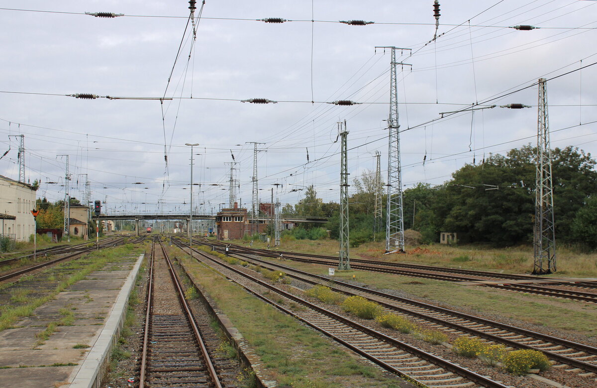 Das Gleisvorfeld in Falkenberg (Elster) mit dem Stellwerk B20, am 10.10.2023.