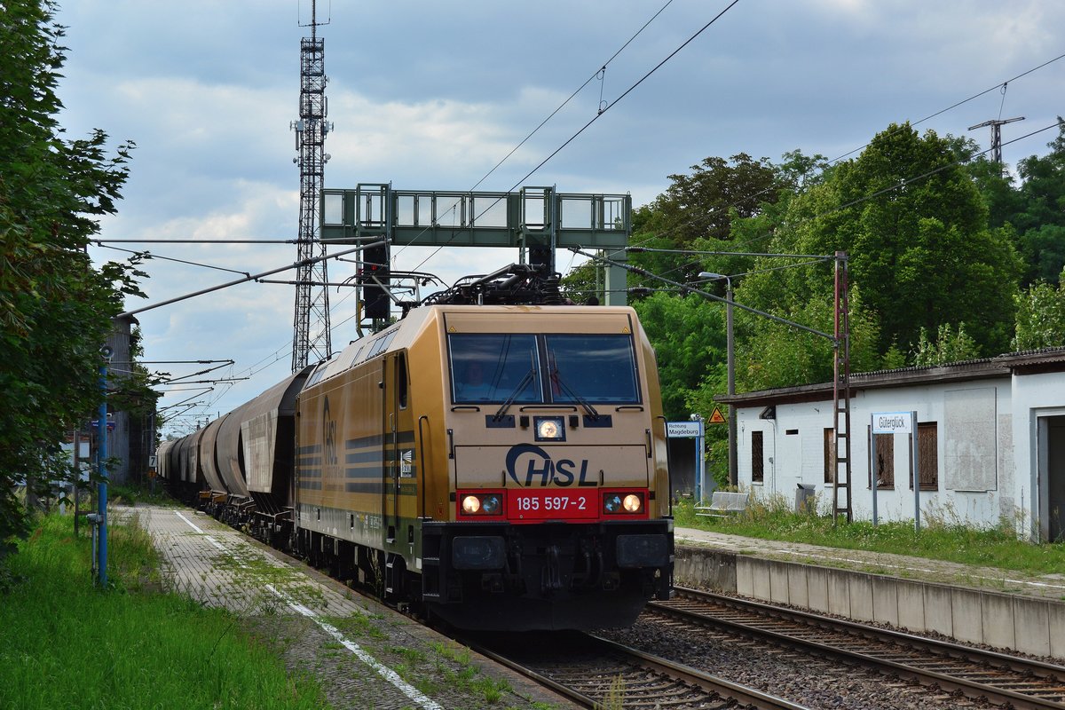 Das Goldstück der HSL oder auch Goldbroiler genannt alias 185 597-2 fuhr am 04.08.2017 mit einem Getreidezug durch Güterglück gen Dessau. Leider wird dieser Fotostandort nur noch bis vorraussichtlich Mitte 2018 bestehen, denn ein paar hundert Meter weiter hinten soll der neue Bahnhof Güterglück entstehen und hier geschlossen werden.

Güterglück 04.08.2017