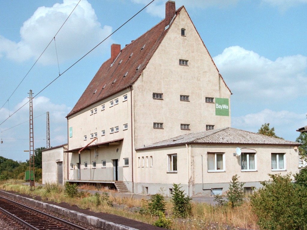 Das große BayWa-Lagerhaus in Herrnberchtheim war am 11.8.04 noch sehr gut in Schuss.