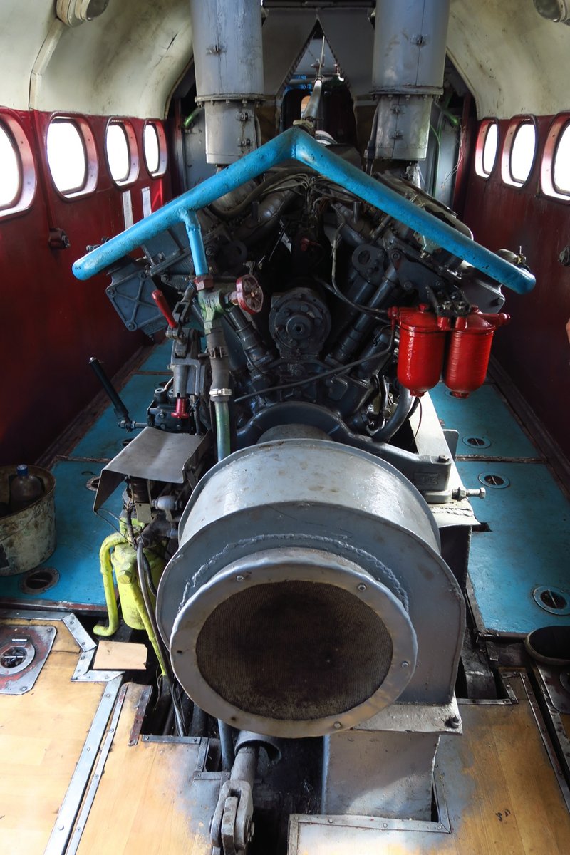 Das ist der grosse Dieselmotor der TU2-144 der Kinderbahn von Zaporoshje am 7 August 2016. 5 Batterien geben die Power zum anlassen.