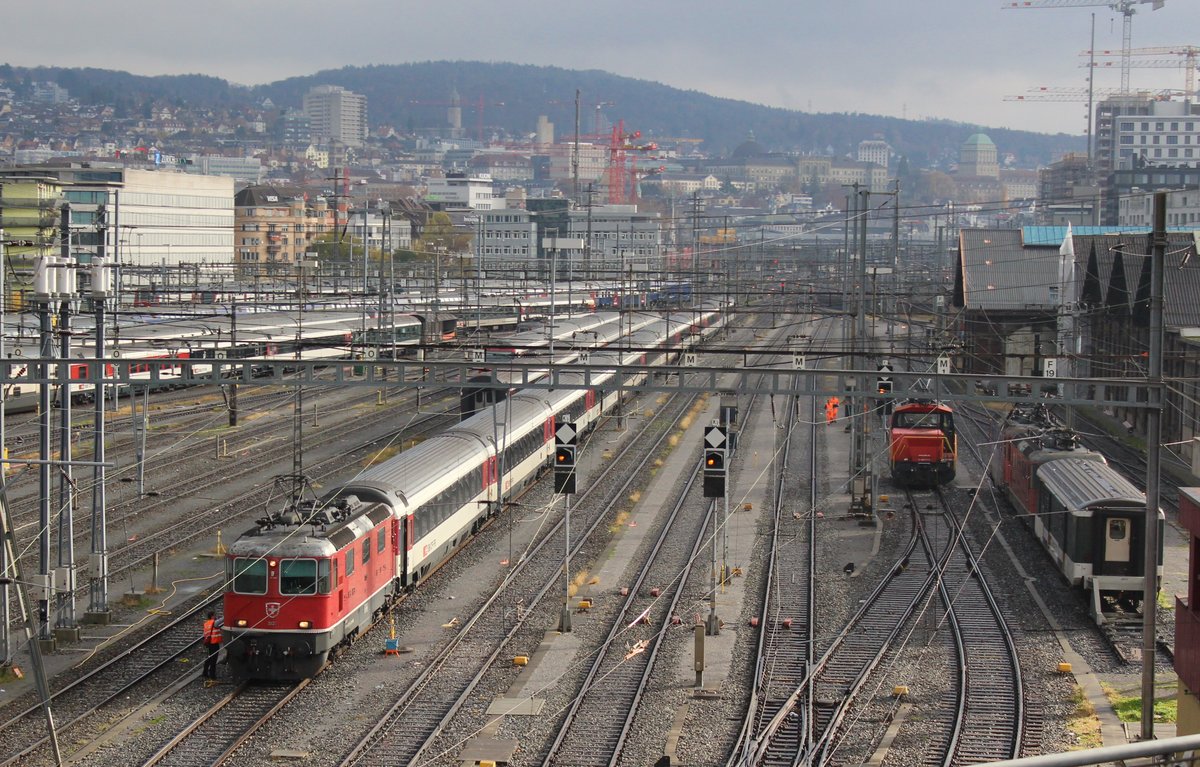 Das grosse Rangierfeld des HB Zürich: Eine SBB Re 4/4 II mit einem langen IR abgestellt in Zürich. Das Bild entstand aus einer der herrlichen Ersatzzügen als IR nach Konstanz.