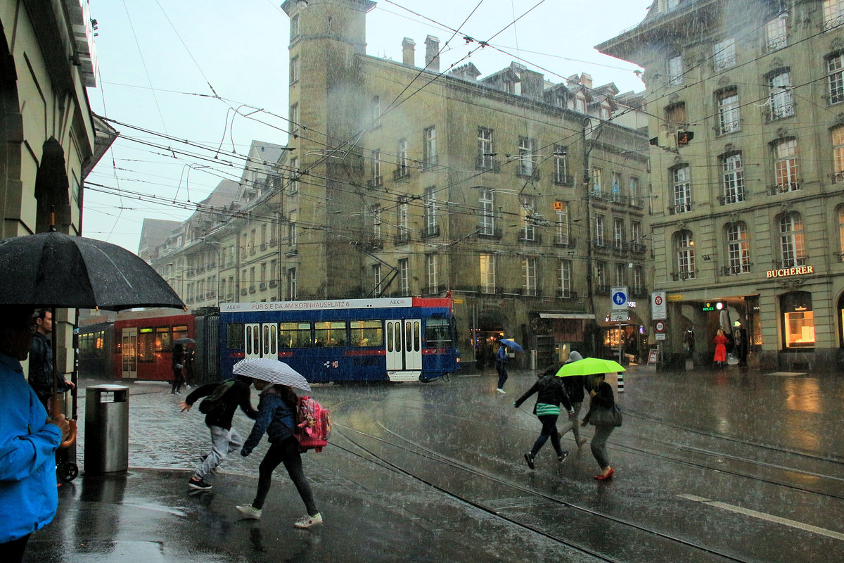 Das grosse Rennen - RBS Gelenkwagen 84 biegt dahinter seelenruhig in die Berner Innenstadt ein. 15.Mai 2018 