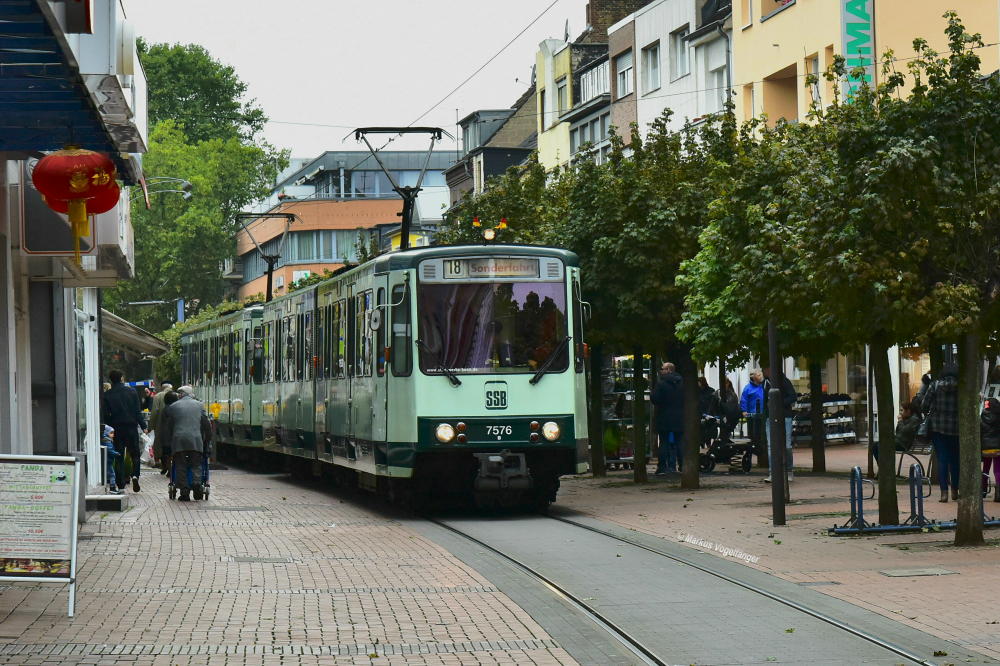 Das grüne Bonner B-Wagengespann 7576 & 7752 in der Frechener Fußgängerzone am 17.10.2015.