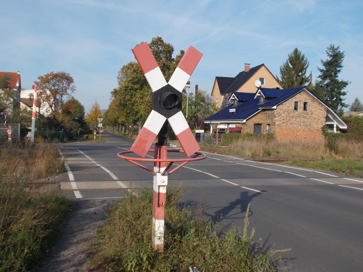 Das gute Andreaskreuz leistet in Fredersdorf(b.Berlin)immer noch seinen Dienst.Aufnahme vom 27.Oktober 2014.