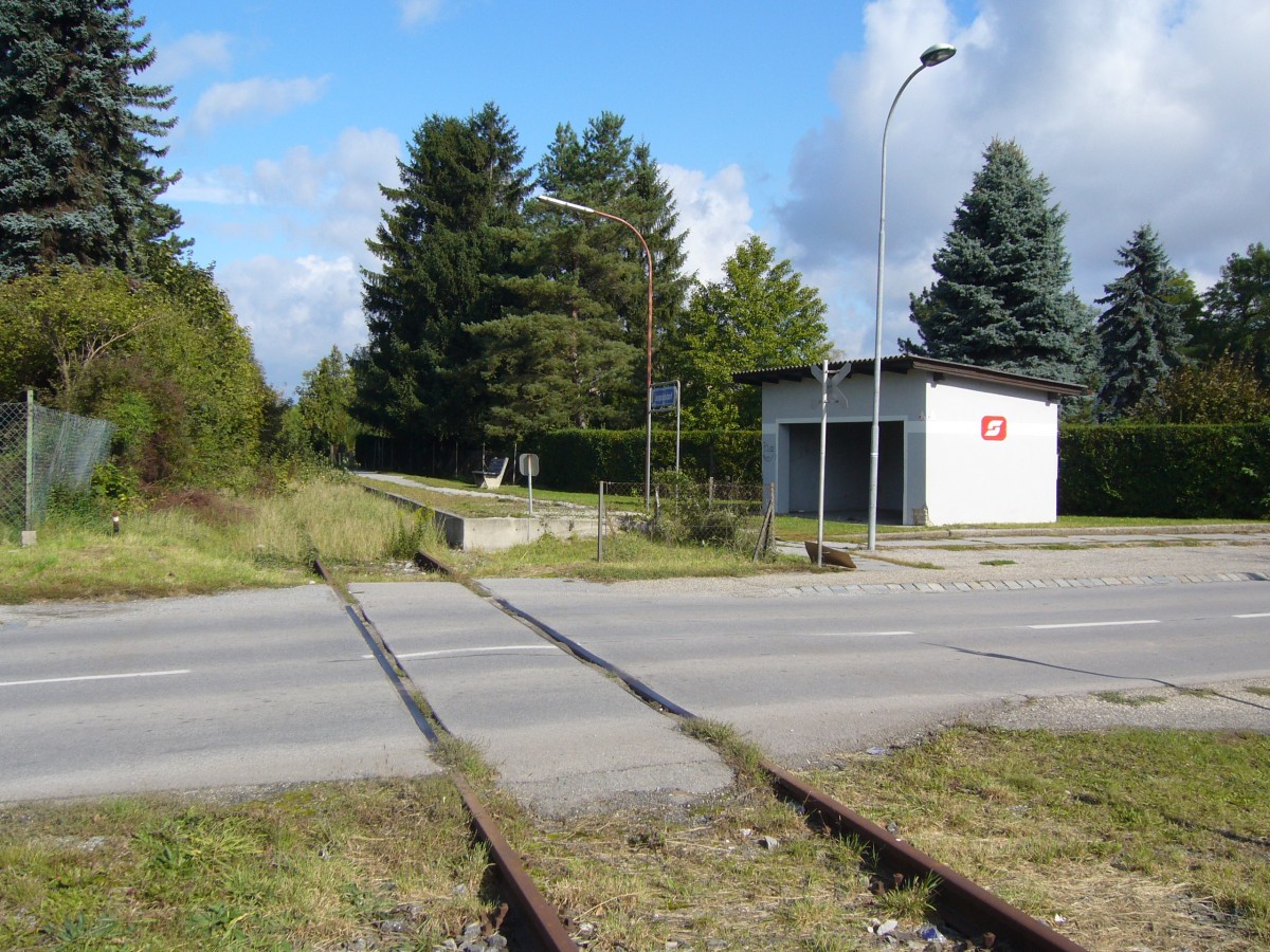 Das Haltestellenhuschen in Leopoldsdorf bei Km 4,2 der seit 2003 aufgelassenen Lokalbahn Siebenbrunn-Engelhartstetten, Sept.2010