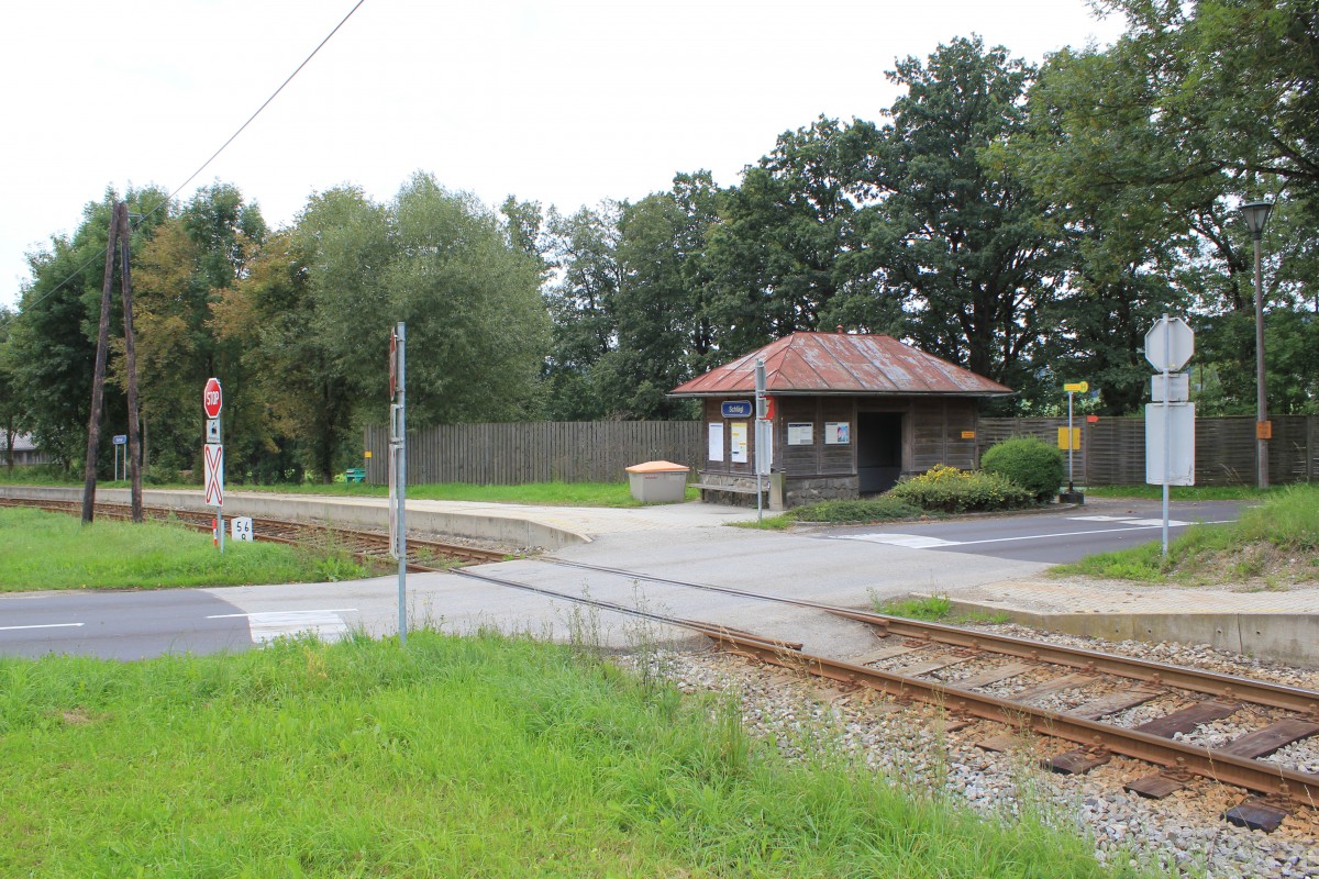 Das Haltestellenhuschen von Schlgl bei Km 56,8 der Mhlkreisbahn in Blickrichtung Linz, September 2013