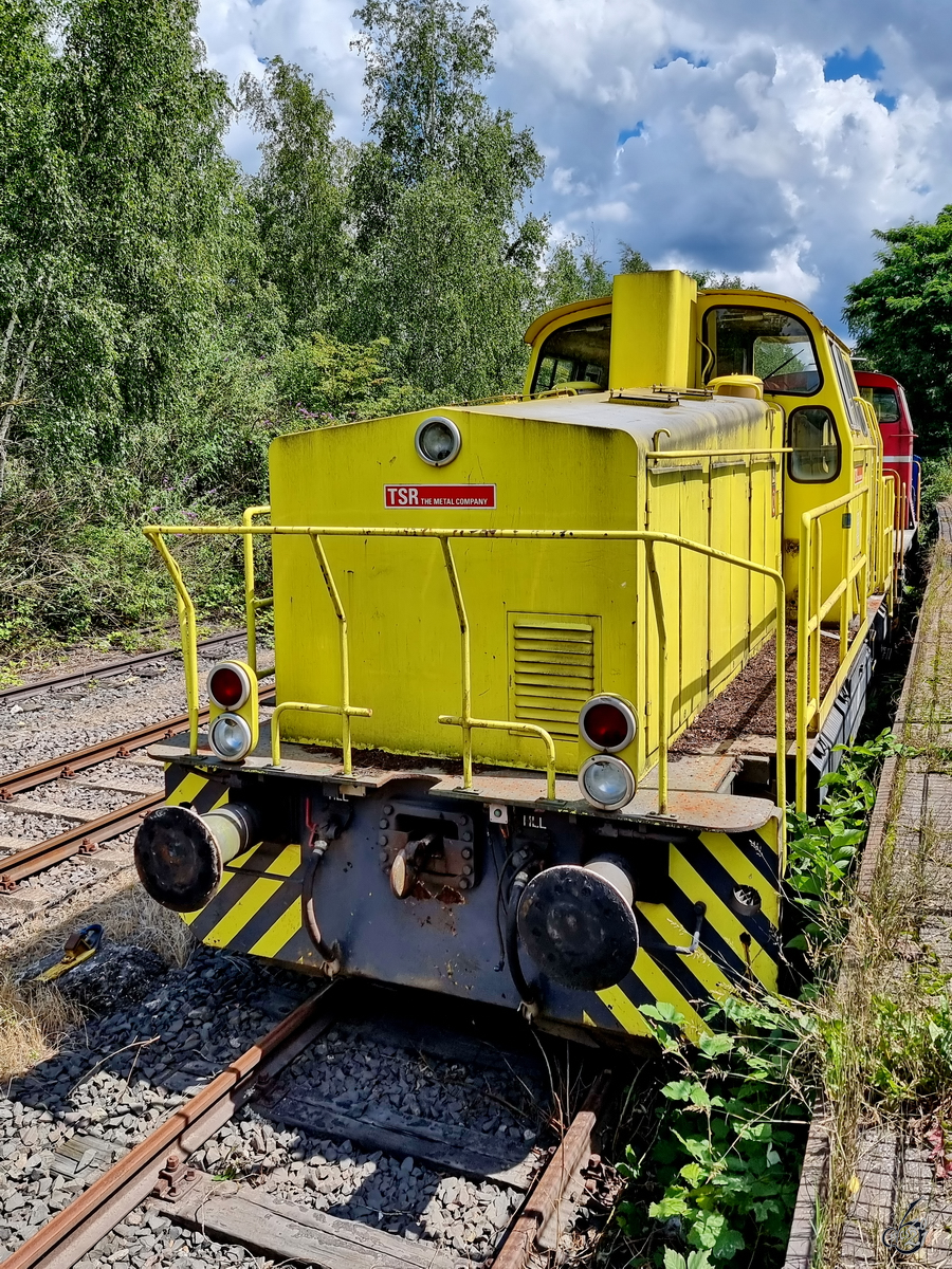 Das Handy mal kurz über den Zaun gehalten und die 1973 bei Krauss-Maffei gebaute M 700 C (Fabriknummer: 19679) abgelichtet. (Standort: Parkplatz in Hattingen, Juli 2021)